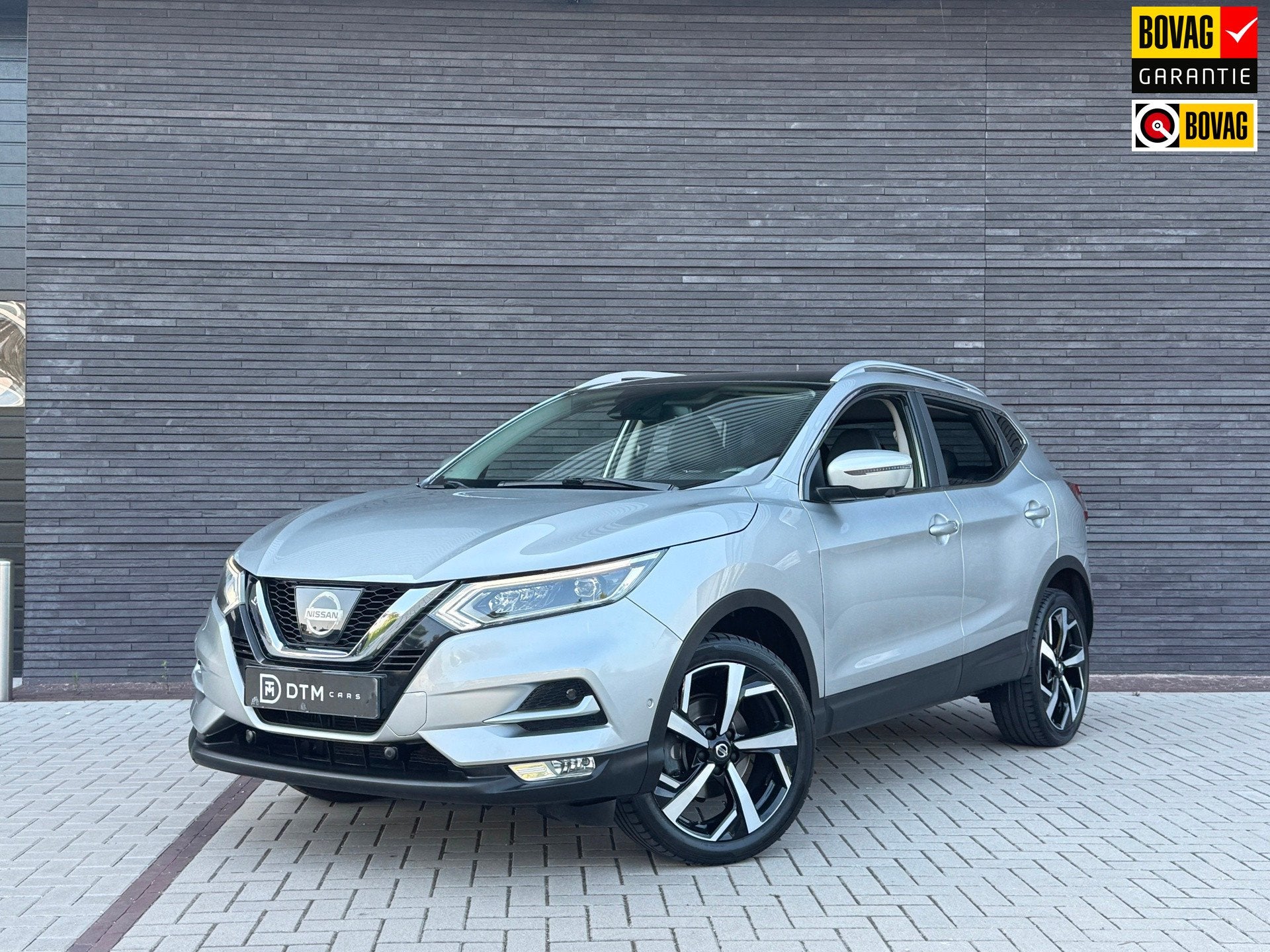 Nissan Qashqai 1.2 Tekna 360° Cam Trekhaak Pdc Pano Navi le, Voorwielaandrijving, Euro 5, Gebruikt, Zwart