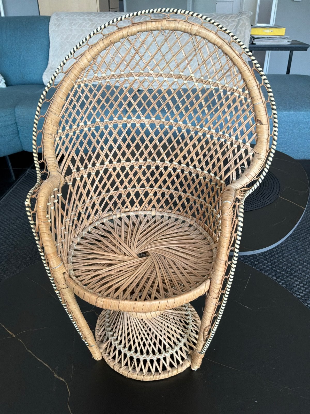 Vintage rotan poppenstoel - Pauwenstoel, Gebruikt, Overige kleuren, Riet of Rotan, Ophalen of Verzenden