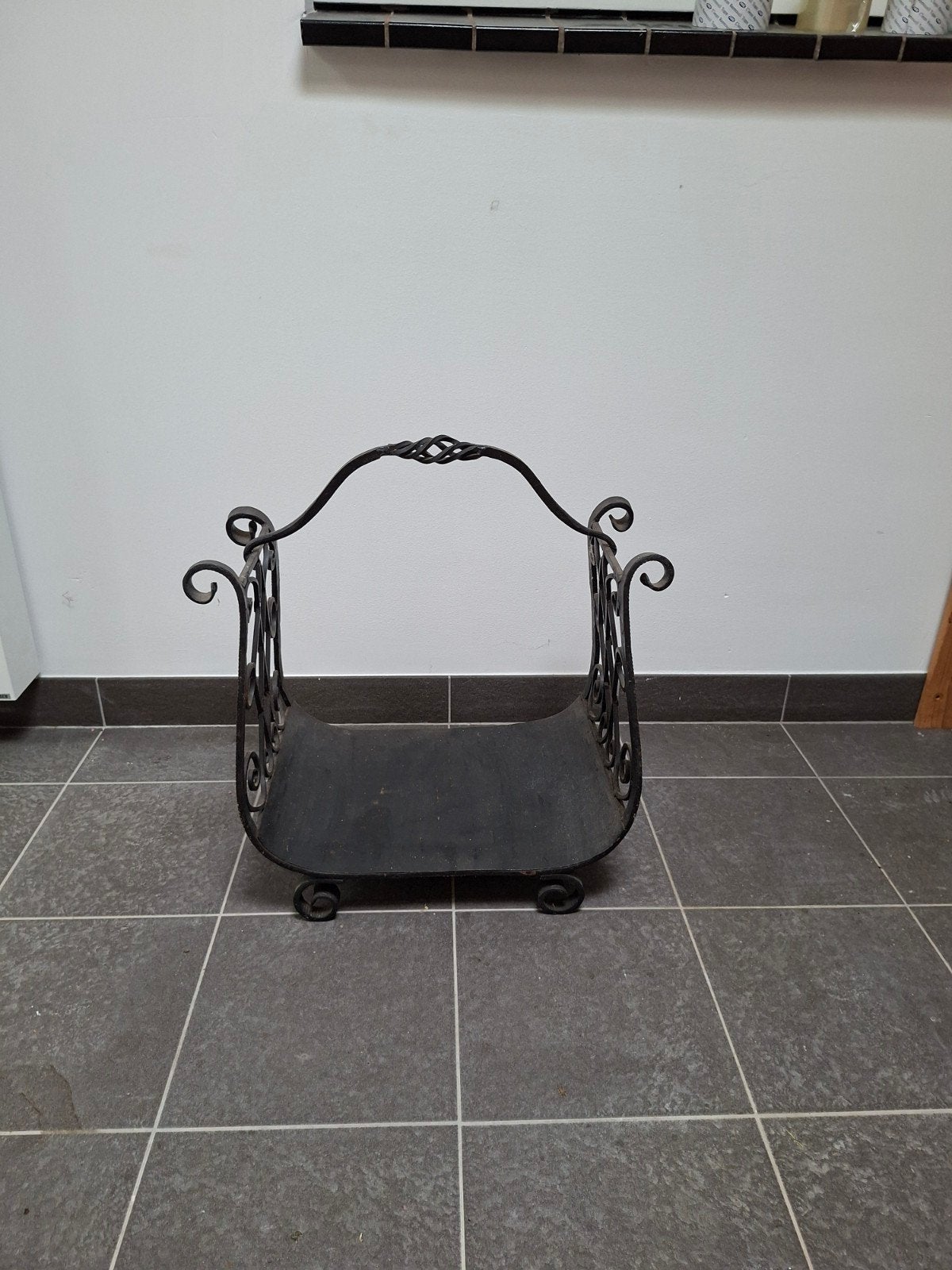 Decoratieve houtmand van smeedijzer, Ophalen