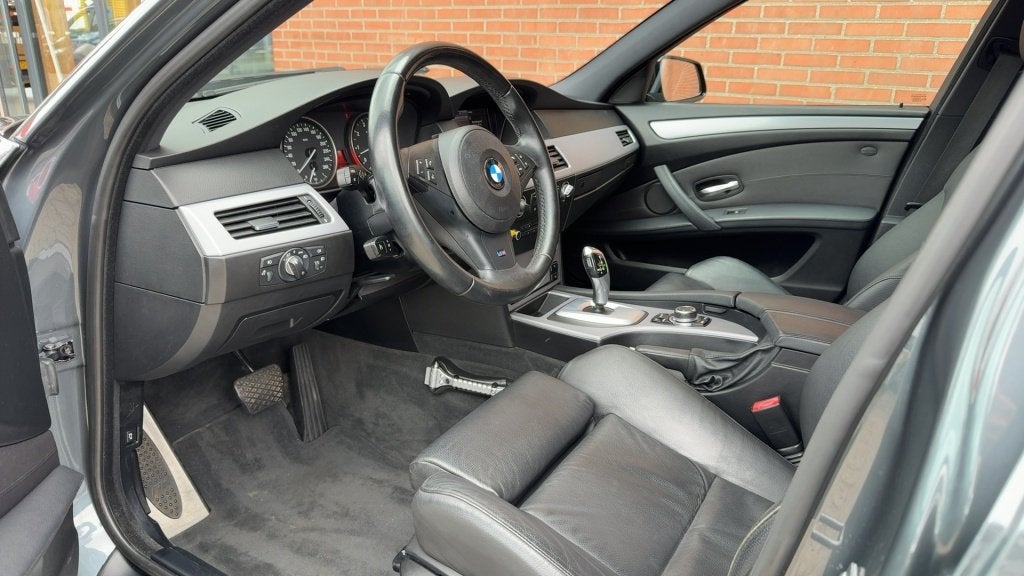 BMW 5 Serie Touring 523i Business Sport Automaat Leder Clima, Auto's, BMW, 93 €/maand, Euro 4, Zilver of Grijs, 750 kg