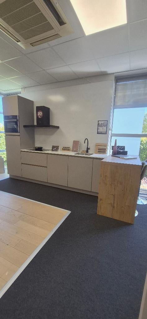 Showroomkeuken: Pure rechte keuken met bar, Ophalen, Nieuw, Enkelwandige keuken, Greeploos