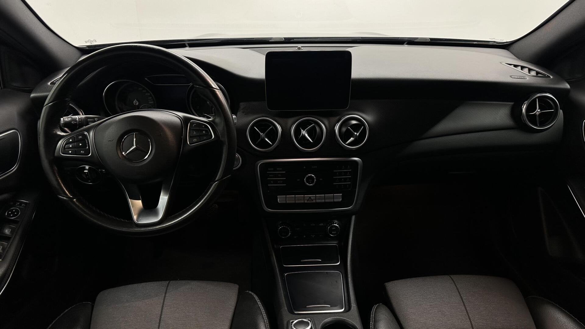 Mercedes GLA-klasse 180 Business Solution CAMERA TREKHAAK LM, Gebruikt, 4 cilinders, Leder en Stof, 1335 kg