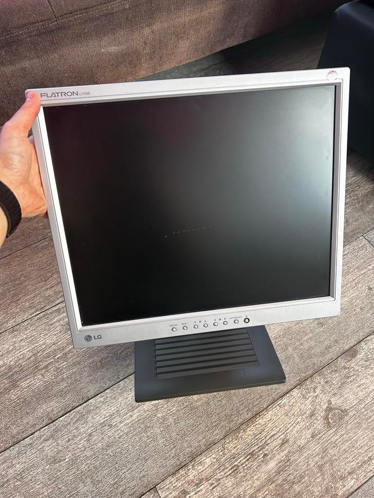 LG L1710s 17 inch monitor, Computers en Software, Monitoren, Gebruikt, 60 Hz of minder, DVI, Kantelbaar, LED, HD, 5 ms of meer