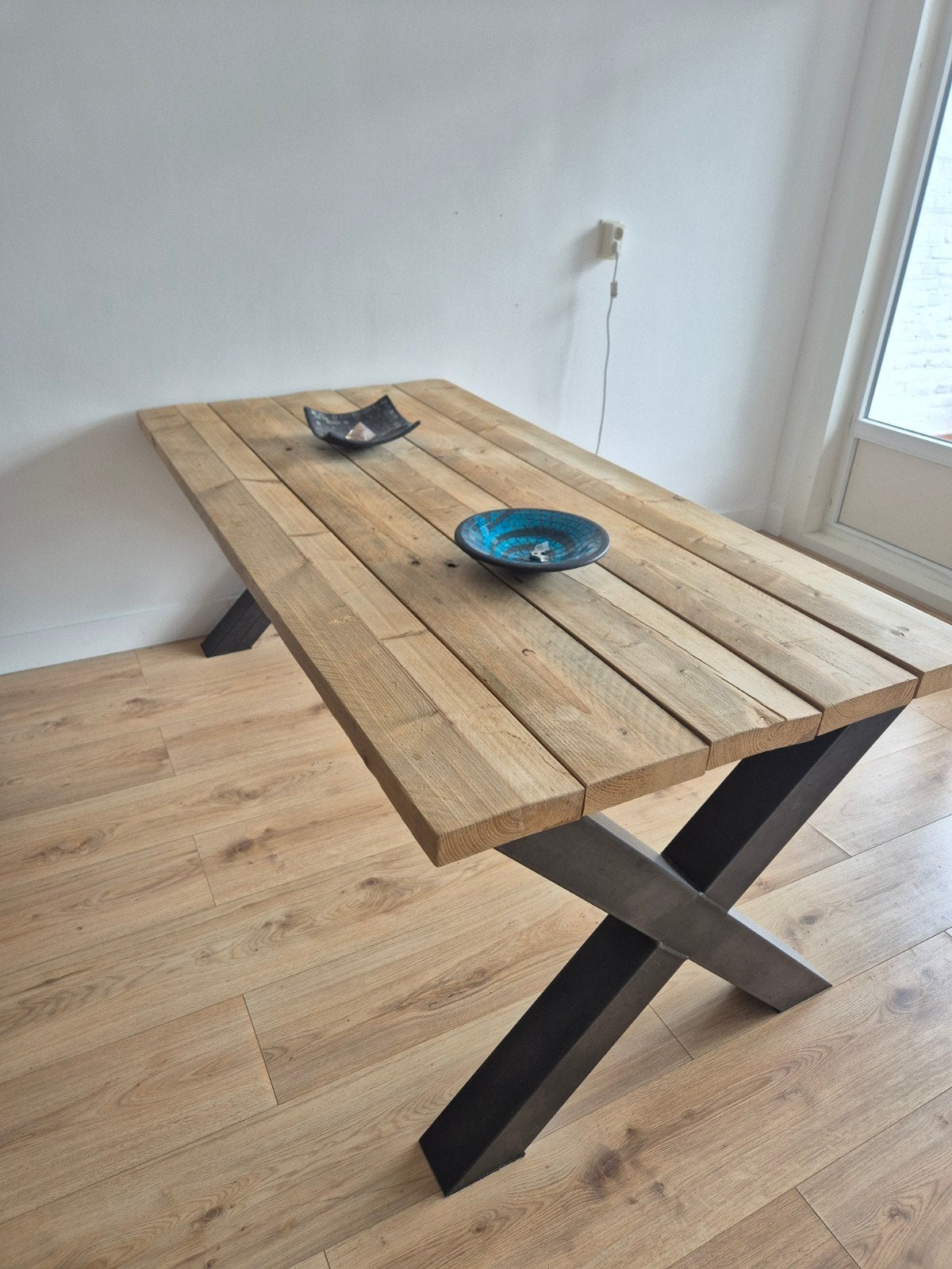 Robuuste houten eettafel met metalen onderstel en stoelen, Huis en Inrichting, Gebruikt, Overige houtsoorten, Tot twee personen
