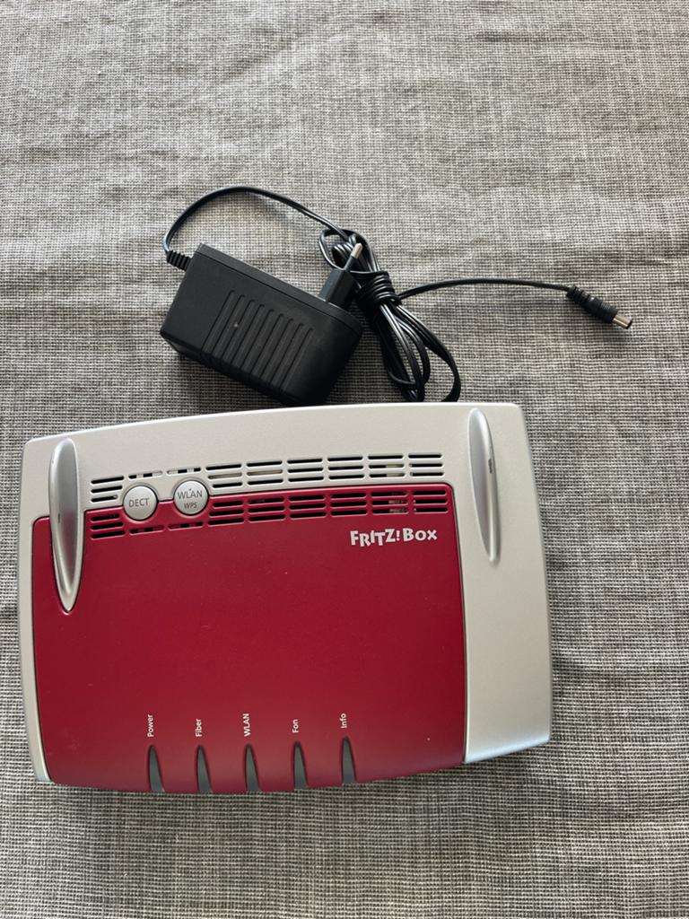Fritzbox 5490 met adapter., Ophalen of Verzenden, Gebruikt, Router met modem