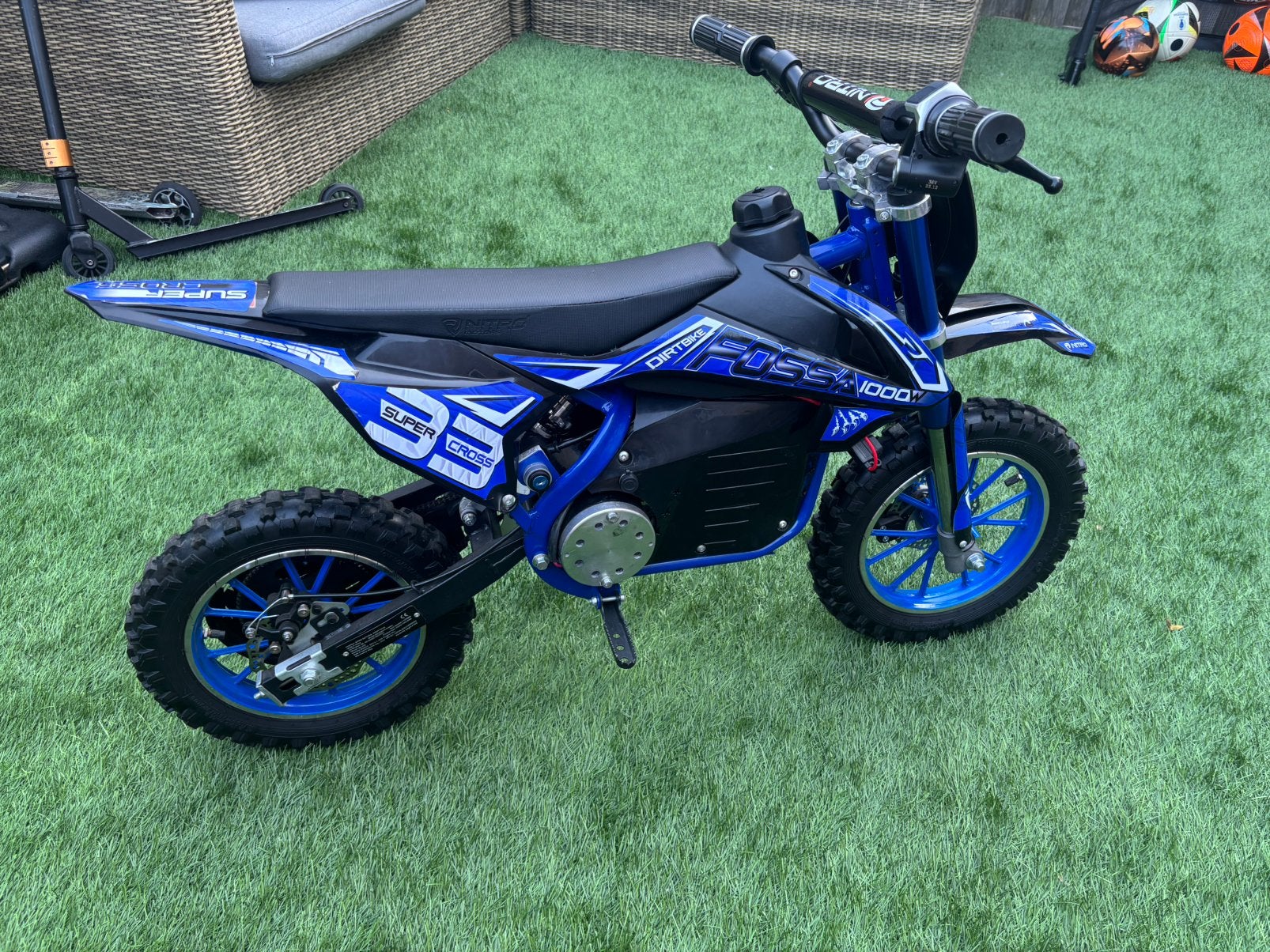 Mini cross motor electrisch nitro als nieuw incl helm, Fietsen en Brommers, Ophalen of Verzenden, Zo goed als nieuw, Overige typen