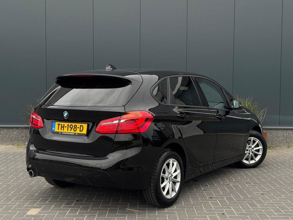 BMW 2-serie Active Tourer 218i Corporate Lease Executive NAV, Auto's, BMW, Stof, Gebruikt, Met garantie (alle), Zwart