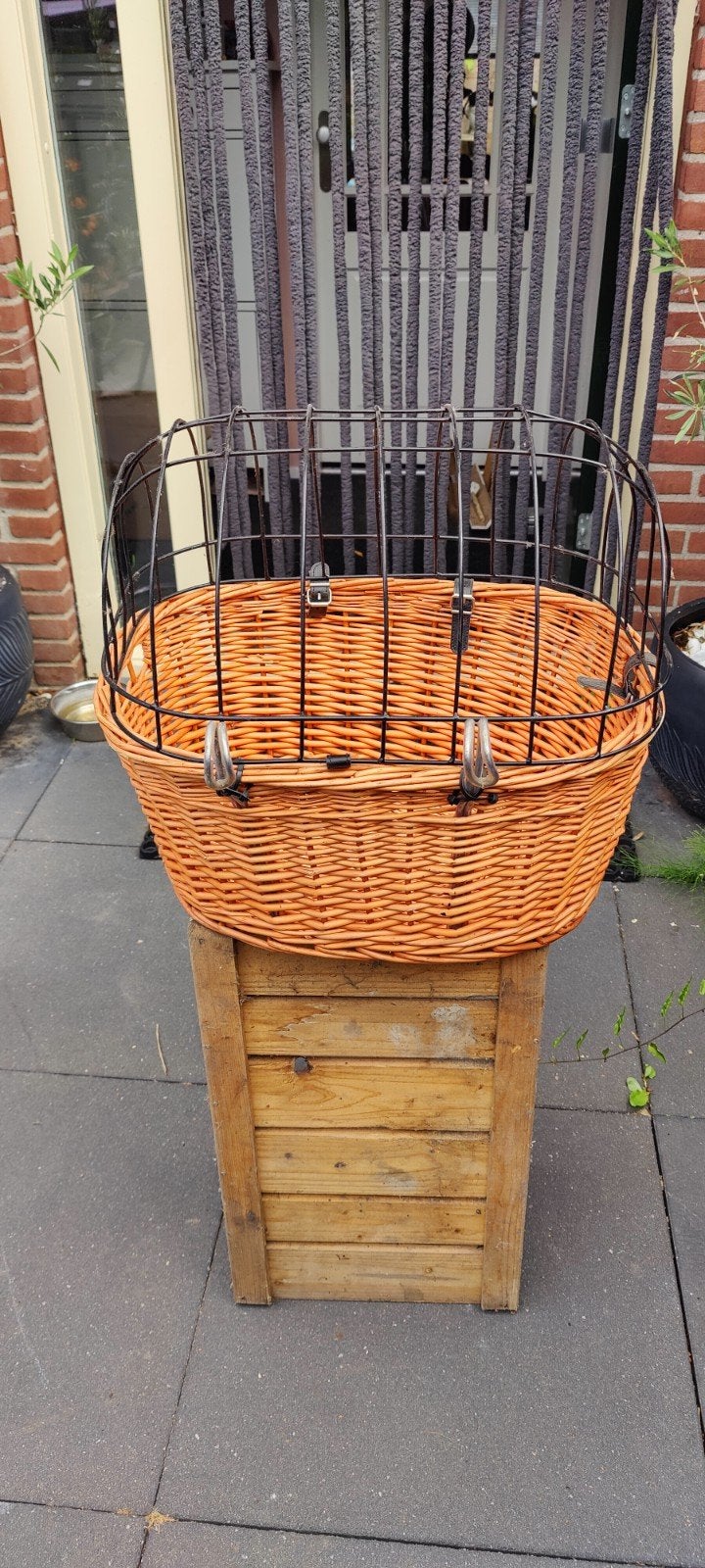 Rieten fietsmand met tralies voor kleine hond, Fietsen en Brommers, Fietsaccessoires | Aanhangers en Karren, Ophalen, Gebruikt