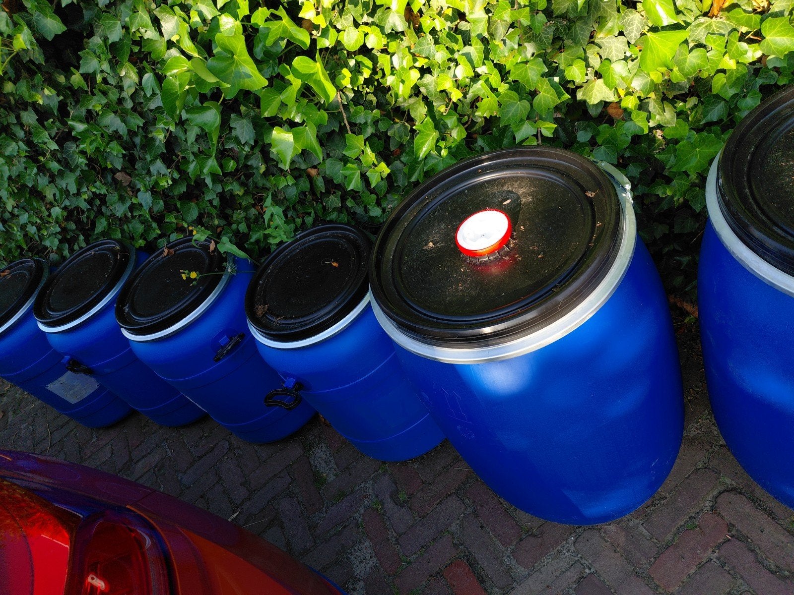 Te koop 4 kleinere 2 grotere vaten, 150 liter of meer, Ophalen