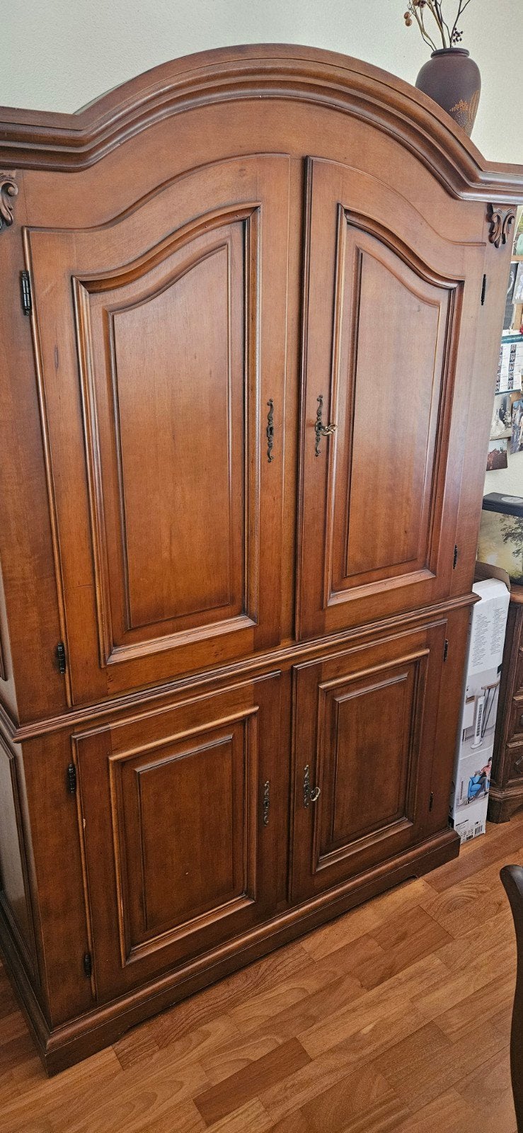 Massief houten kast met boogdetail, Ophalen
