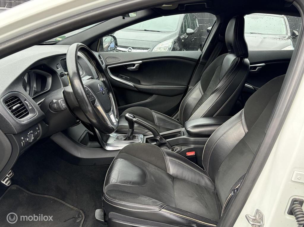 Volvo V40 2.0 D4 R-Design NAVI / CLIMA / CRUISE / TR.HAAK /, Auto's, Volvo, Voorwielaandrijving, Euro 5, Gebruikt, Zwart