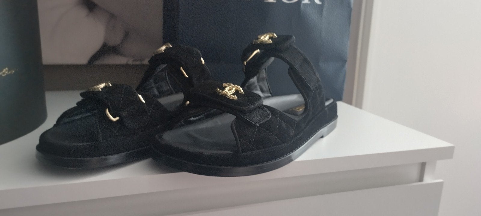 Chanel sandalen, Verzenden