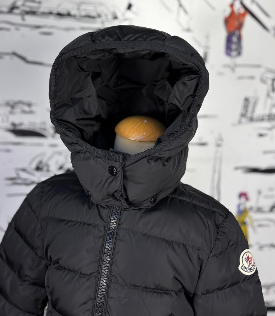 Moncler all black charpal winterjas meisje maat 8 (780 euro), Kinderen en Baby's, Kinderkleding | Maat 128, Moncler EU, Zo goed als nieuw