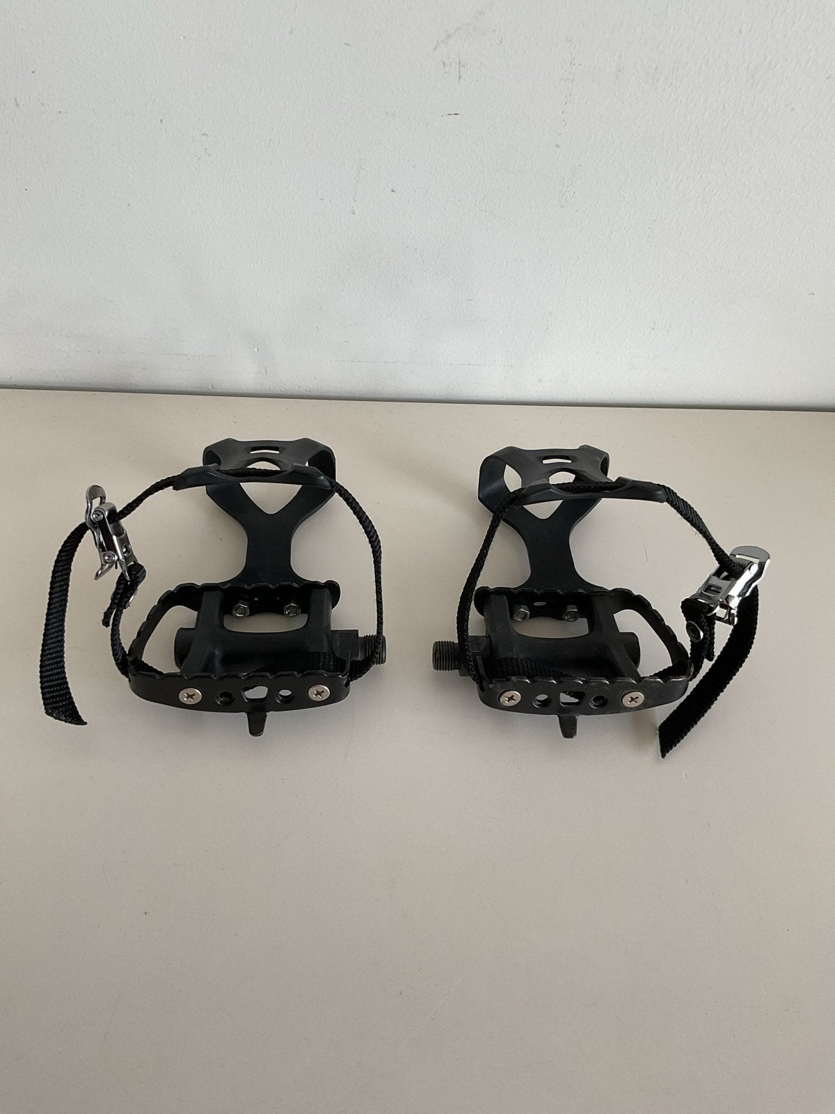 Nieuwe pedalen voor racefiets met toeclips en riempjes zwart, Crankstel of Pedalen, Overige materialen, Nieuw, Ophalen of Verzenden