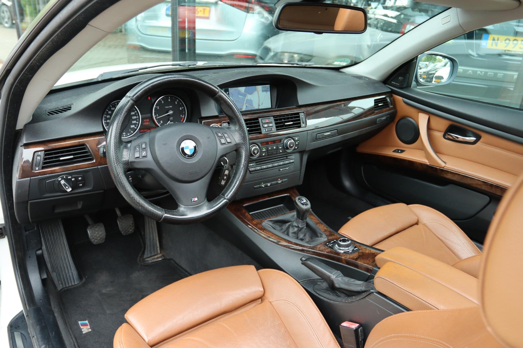 BMW 3-SERIE COUPÉ 320I BUSINESS LINE M-SPORT | SCHUIFDAK |, Auto's, Euro 5, 4 cilinders, 4 stoelen, Wit