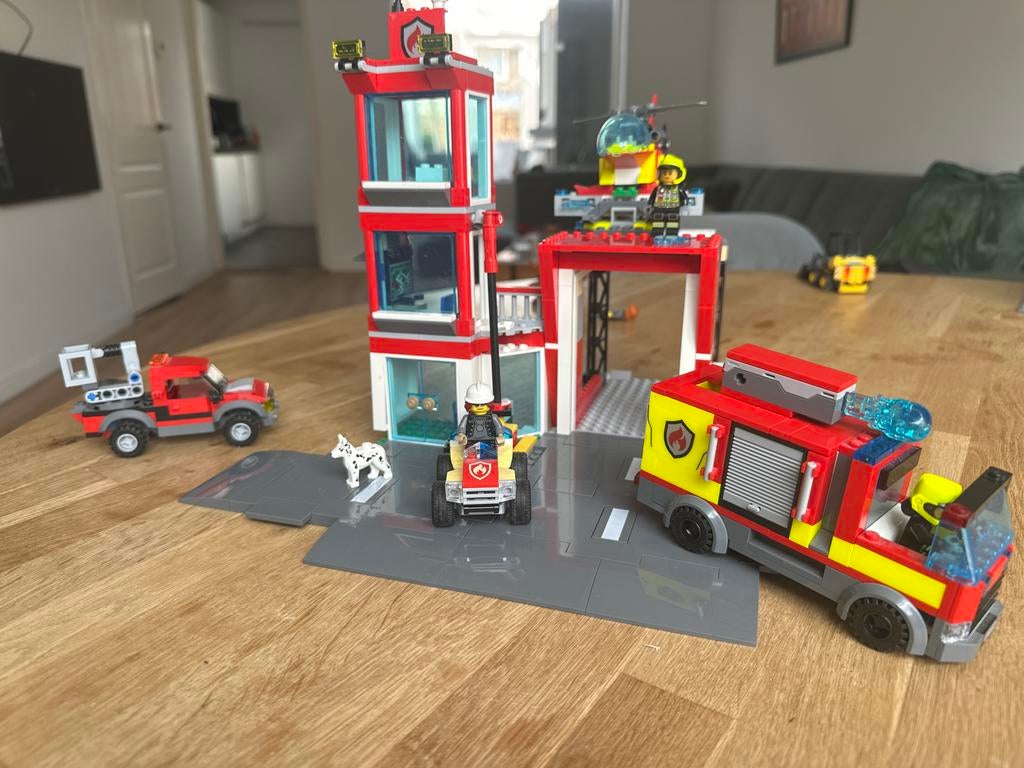 Lego City Brandweerkazerne met voertuigen en figuren, Ophalen of Verzenden, Zo goed als nieuw, Complete set, Lego