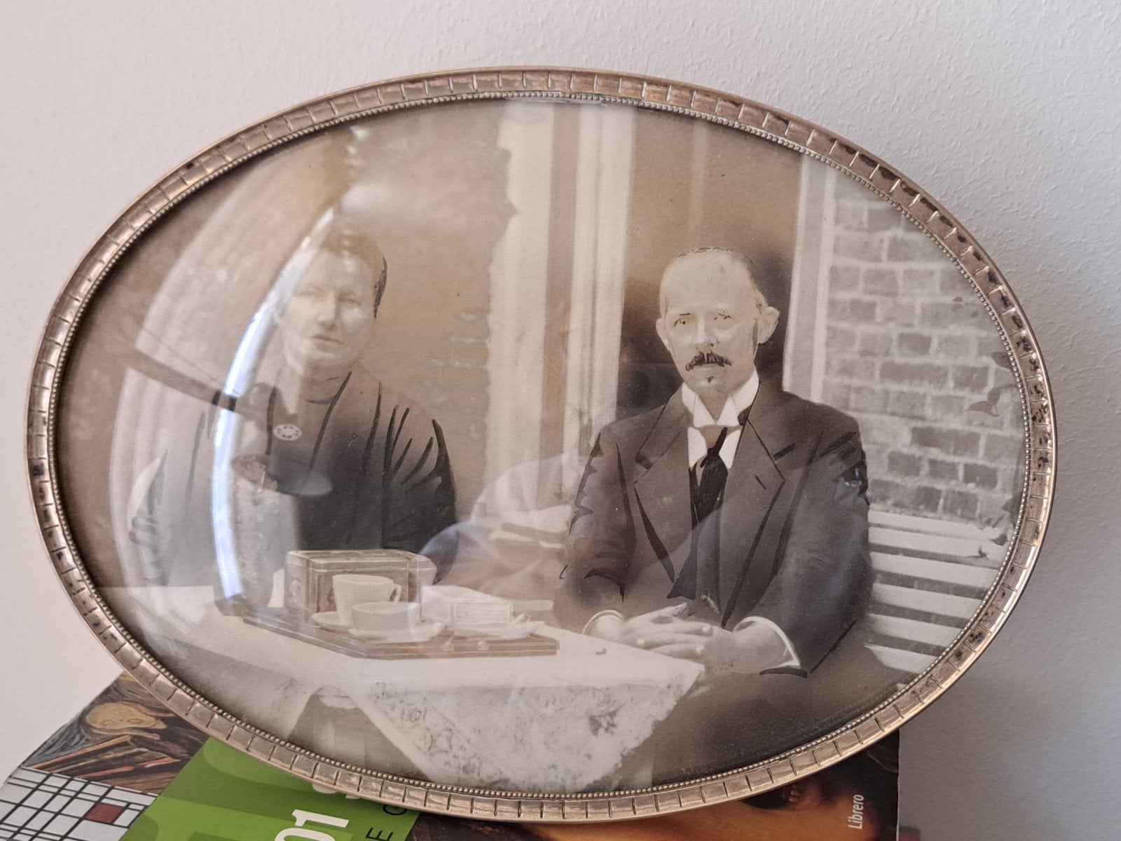 Antieke ovale fotolijst met bol glas en foto, Ophalen, Gebruikt, Fotolijst, Metaal