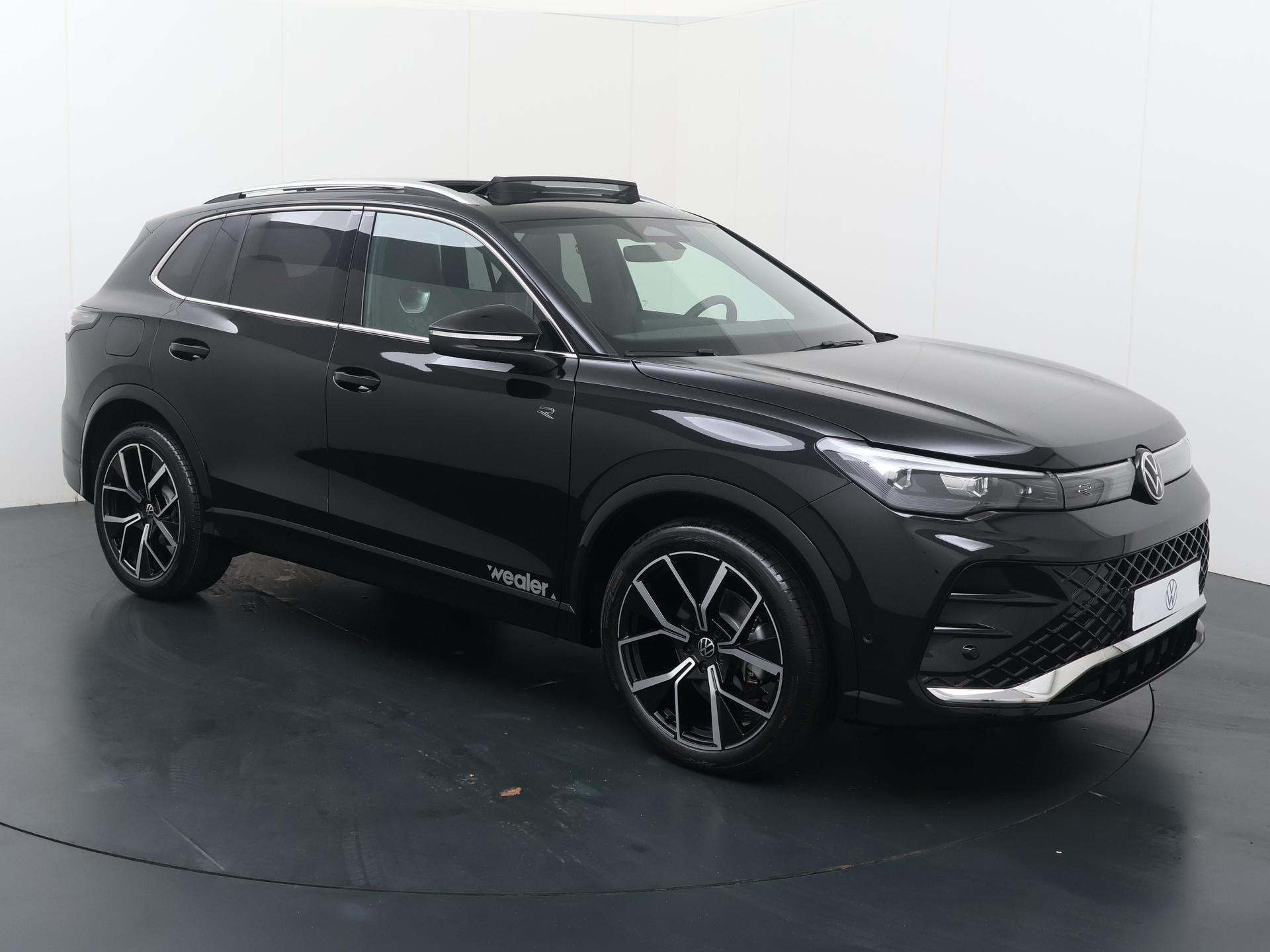 Volkswagen Tiguan R-Line-Edition 1.5 110 kW / 150 pk eTSI Au, Stof, Euro 6, 4 cilinders, Zwart