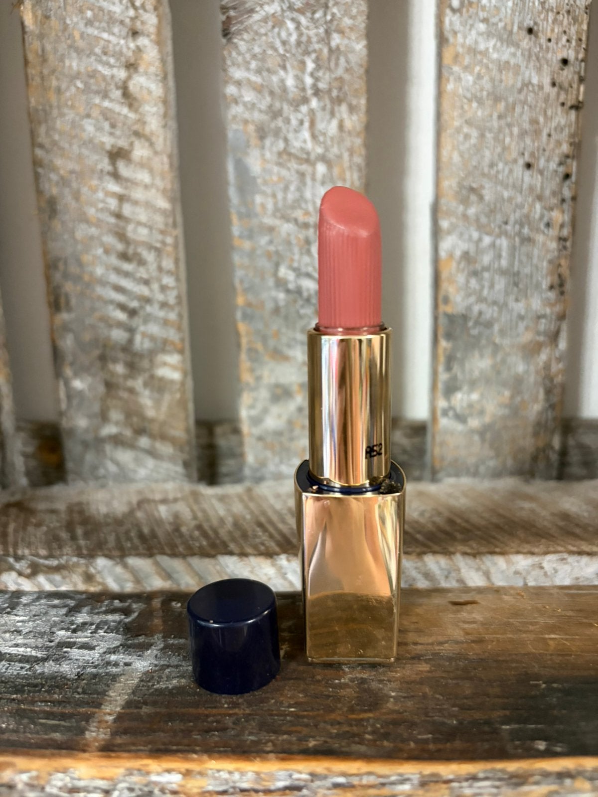 Estee Lauder Creme Lipstick 862 Untamable, Ophalen of Verzenden, Zo goed als nieuw, Beige, Lippen