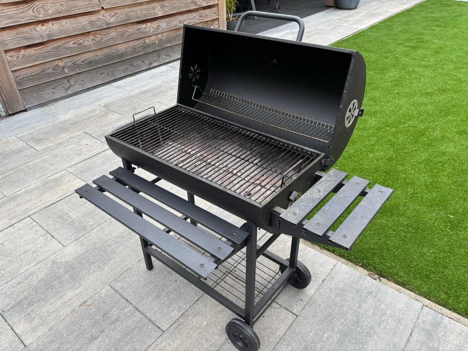 Barbecue met rooster 74x35 cm en werkbladen, Ophalen, Gebruikt
