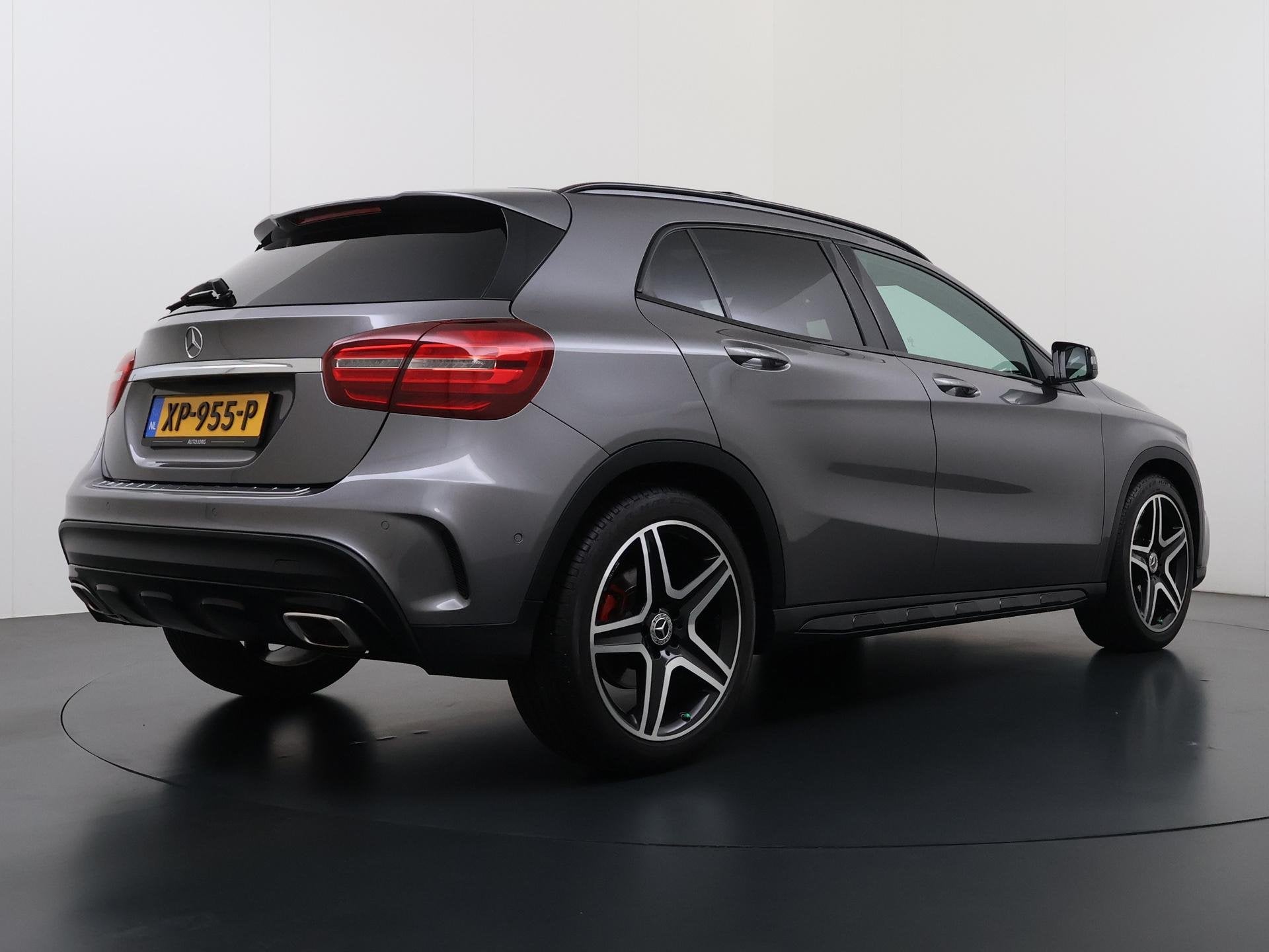 Mercedes-Benz GLA-klasse 180 Business Solution AMG Night Upg, Gebruikt, 4 cilinders, 715 kg, Leder en Stof