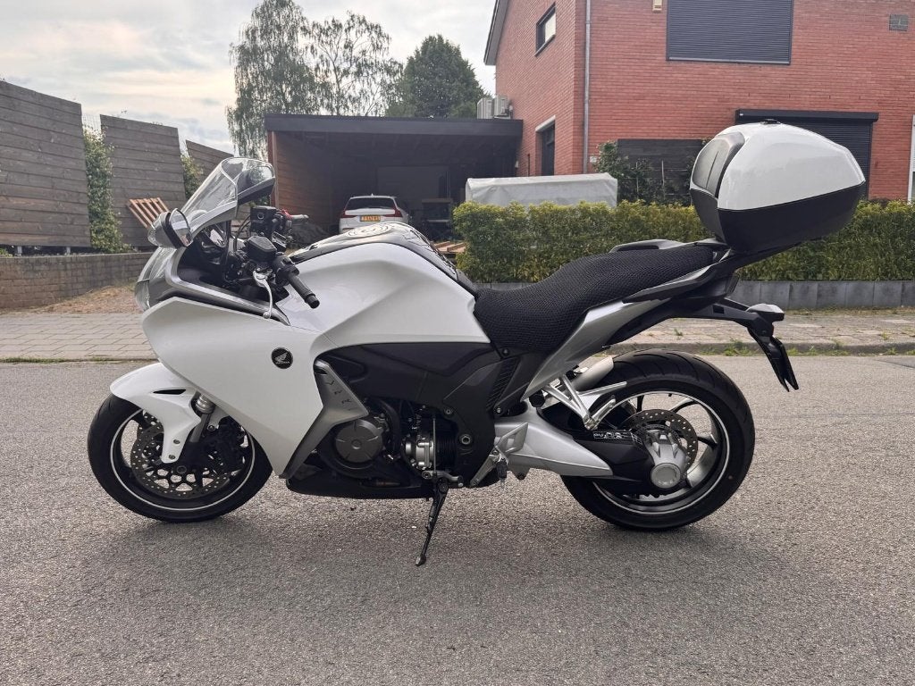 Mooie witte Honda VFR 1200 F 2010 lage kilometers, Motoren, Occasion, 4 cilinders, Motorrijbewijs A, Cardan-aandrijving