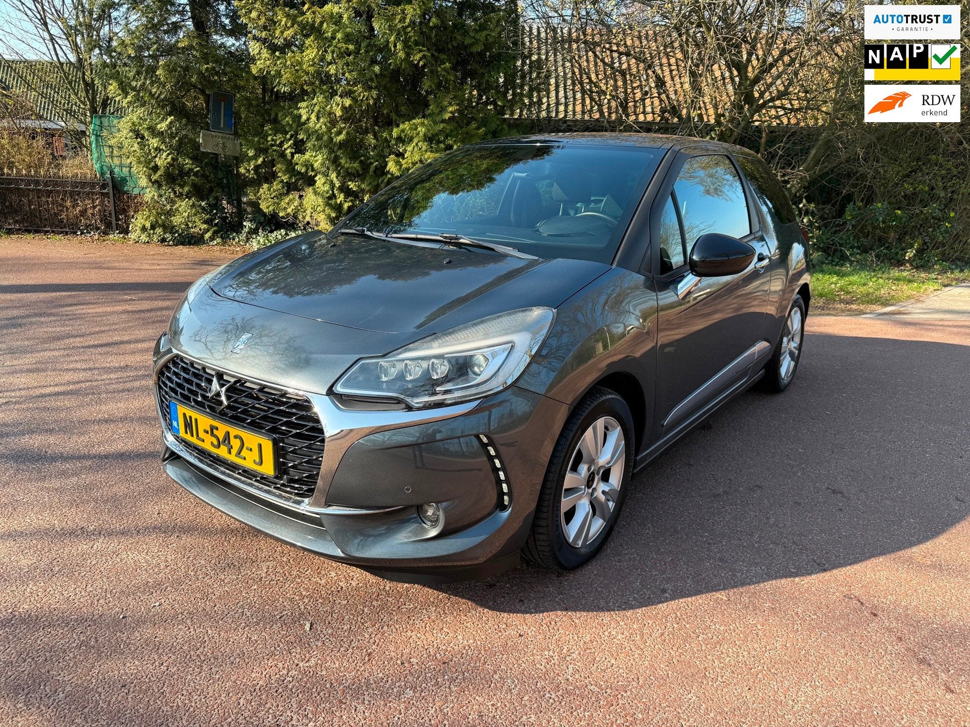 DS 3 1.2 PureTech So Chic / Navi / Airco / xenon / NAP / PDC, Auto's, Voorwielaandrijving, 23 km/l, Origineel Nederlands, Bedrijf