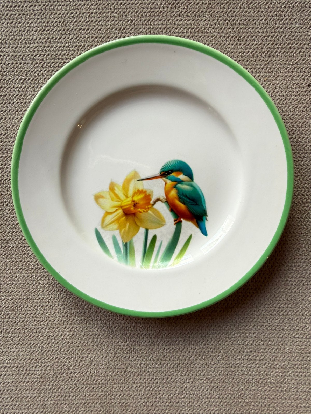 Vintage porseleinen bordje met ijsvogel op narcis bloem, Ophalen of Verzenden