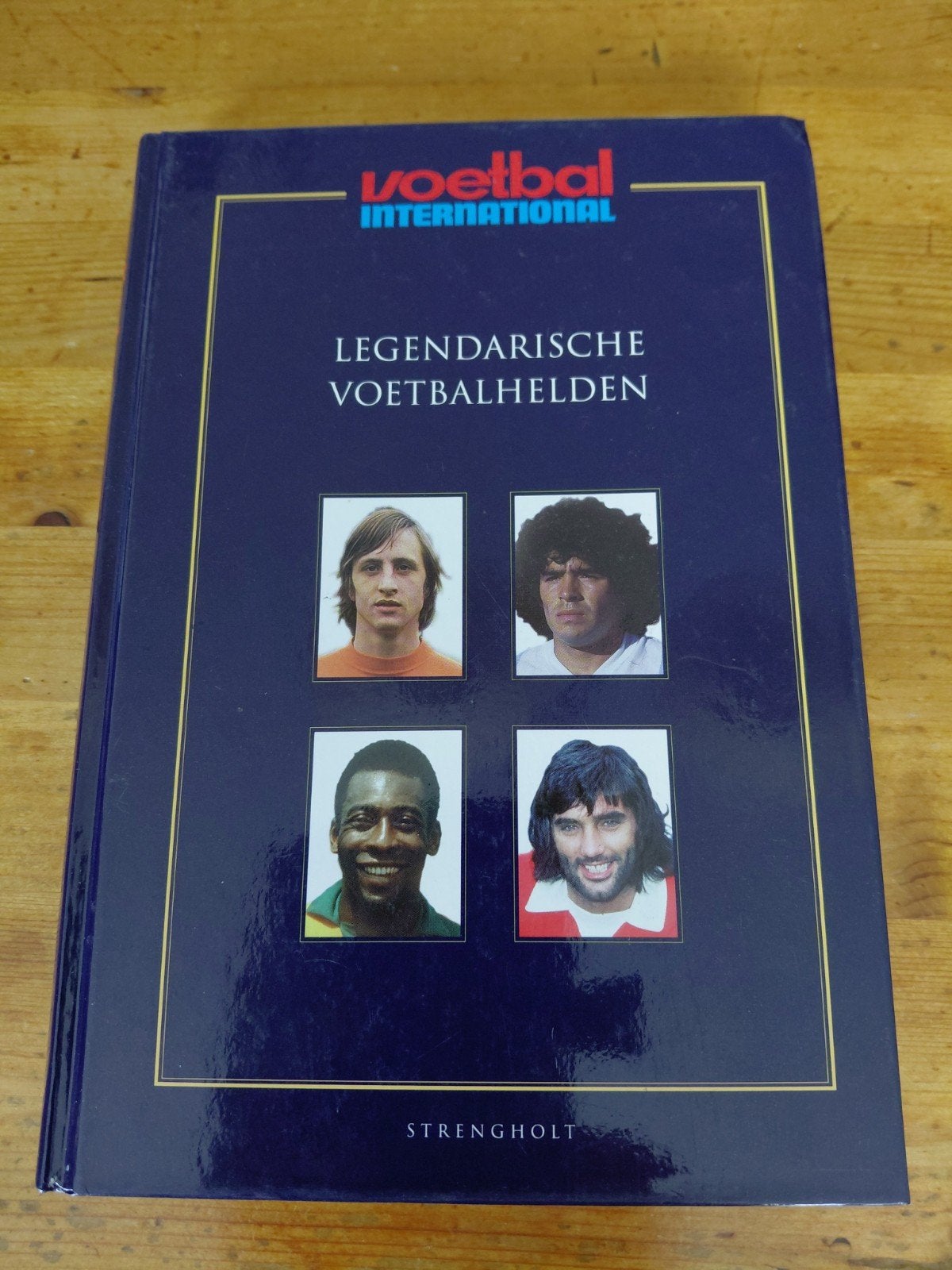 Voetbal International Legendarische Voetbalhelden, Ophalen of Verzenden, Zo goed als nieuw, Balsport