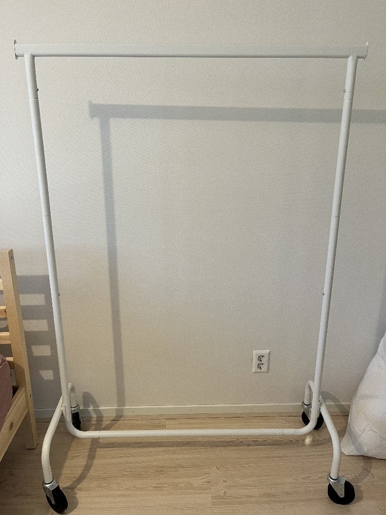 Mat wit metalen kledingrek op wielen (163hoog 110/150breed), Ophalen, Met wielen, Gebruikt