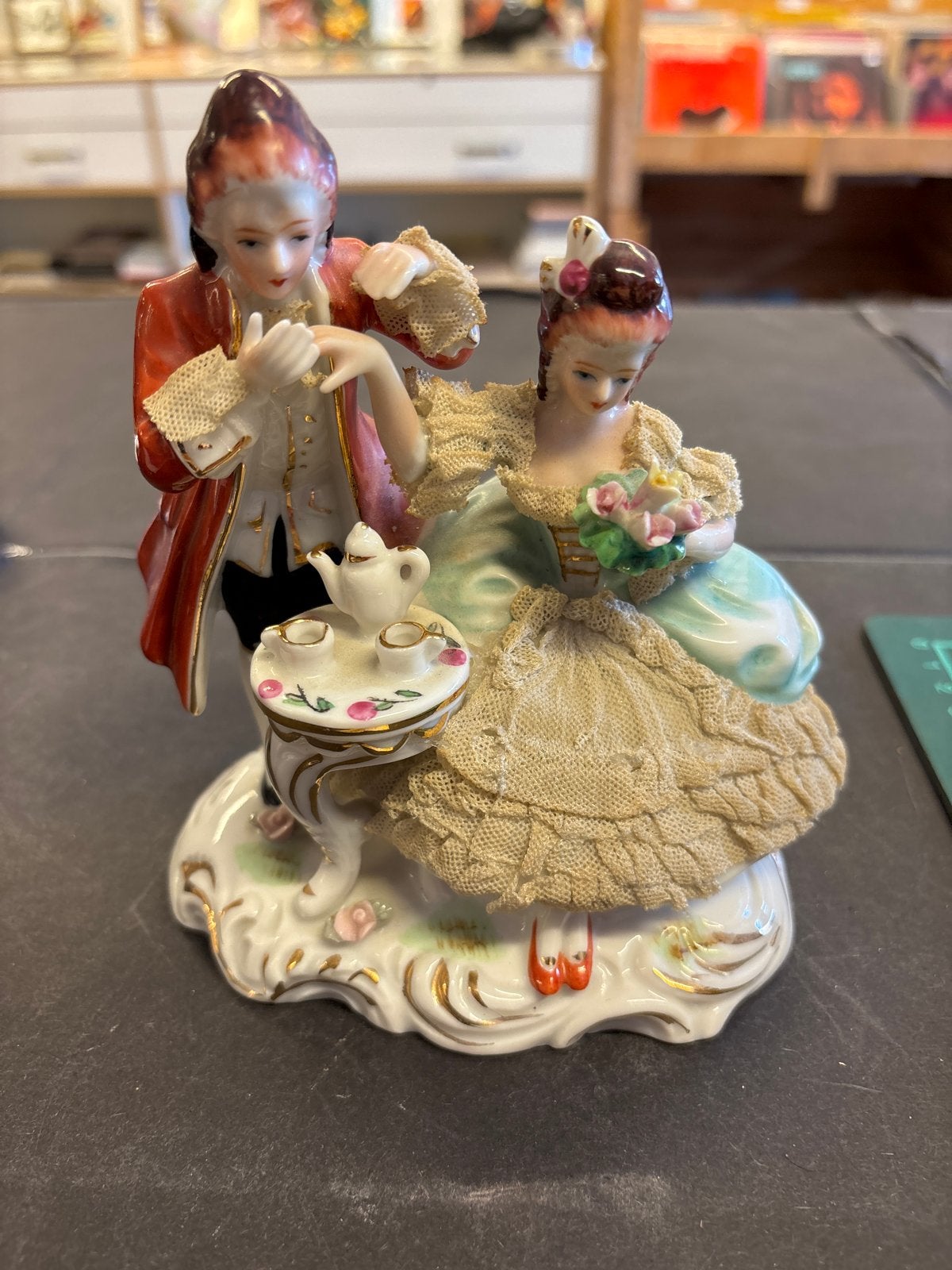 Vintage Porseleinen Beeldje: Romantisch Paar aan Tafel, Antiek en Kunst, Ophalen of Verzenden
