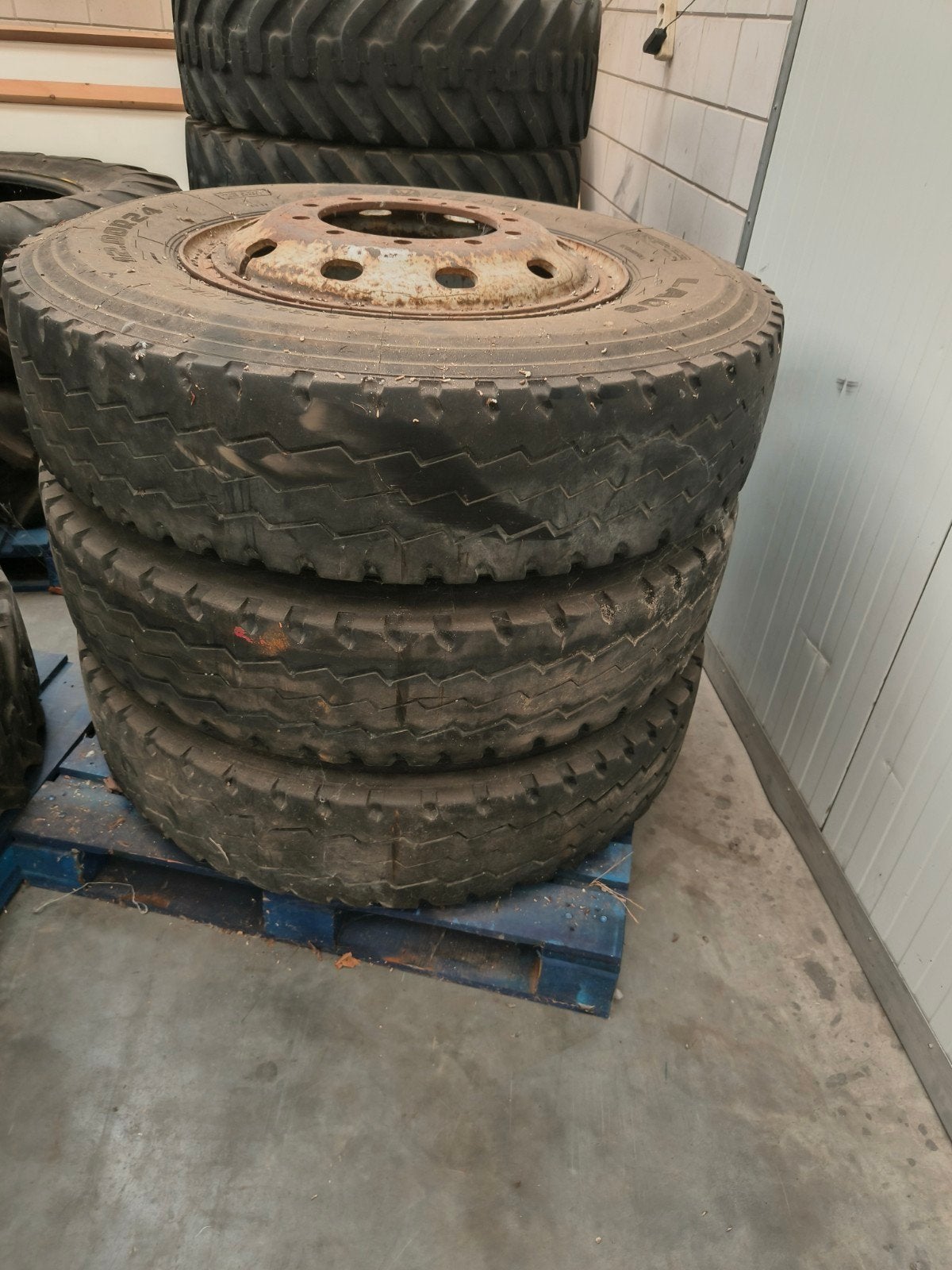 vrachtwagen banden 12.00R24, Ophalen