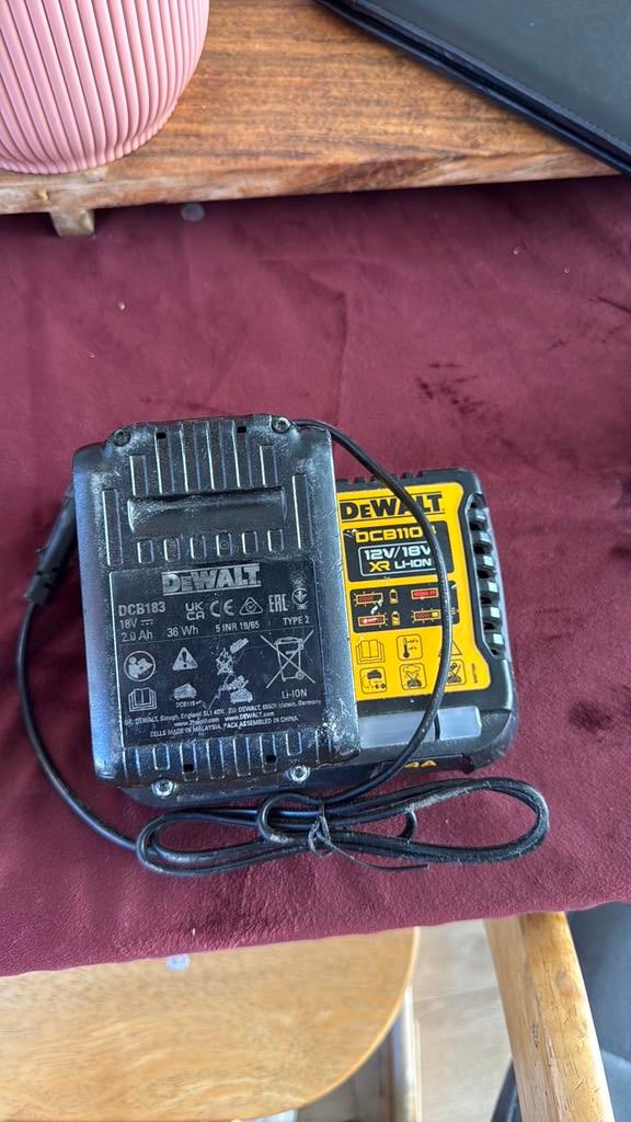 De walt accu en acculader, Doe-het-zelf en Verbouw, Gereedschap | Machine-onderdelen en Toebehoren, Ophalen, Gebruikt