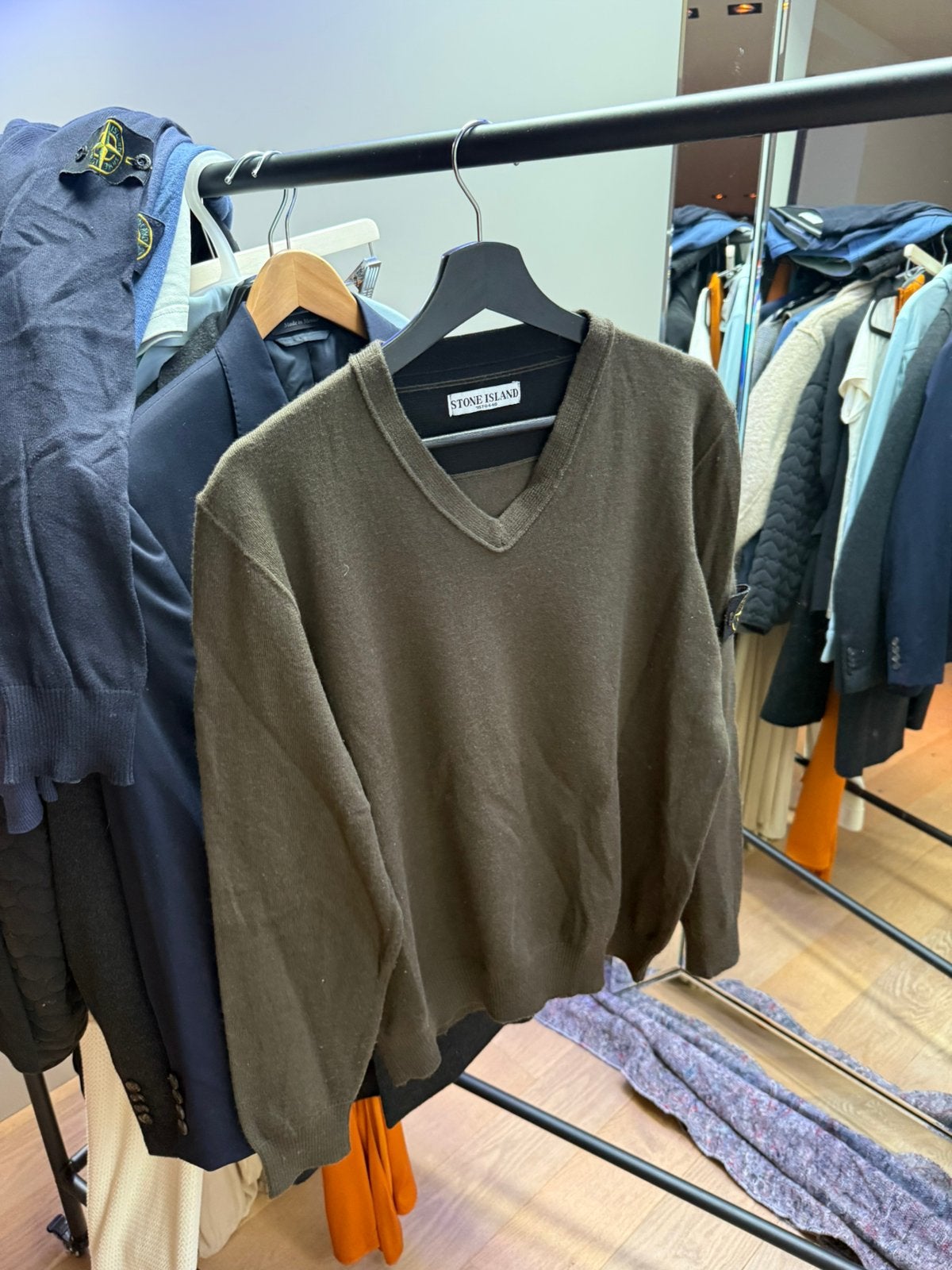Stone Island V-Neck Trui – Olijfgroen – Met Badge, Ophalen of Verzenden, Zo goed als nieuw, Maat 52/54 (L), Groen