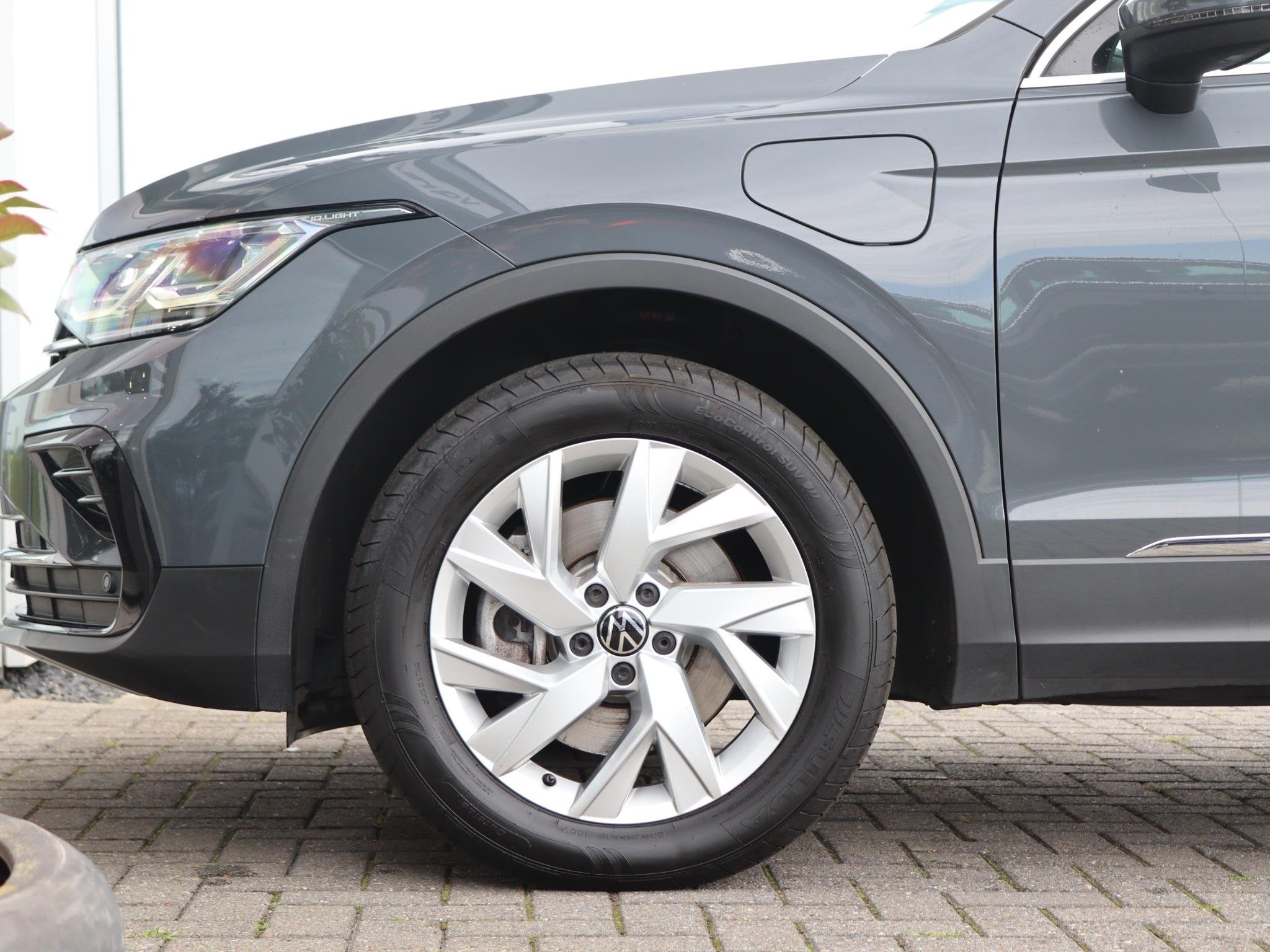 Volkswagen Tiguan 1.4 TSI 245 pk DSG eHybrid Elegance | Pano, 1716 kg, Stof, 4 cilinders, 150 pk
