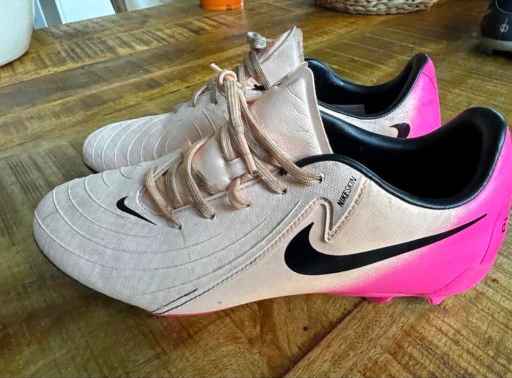 Nike Voetbalschoenen Roze/Zwart, Maat XS of kleiner, Ophalen of Verzenden, Zo goed als nieuw, Schoenen