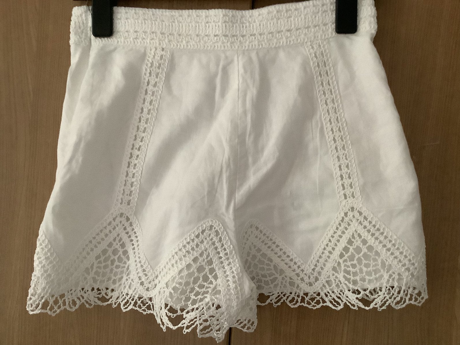 Korte broek met kant.   mt S.    van.  ZARA., Kort, Verzenden, Wit, Nieuw