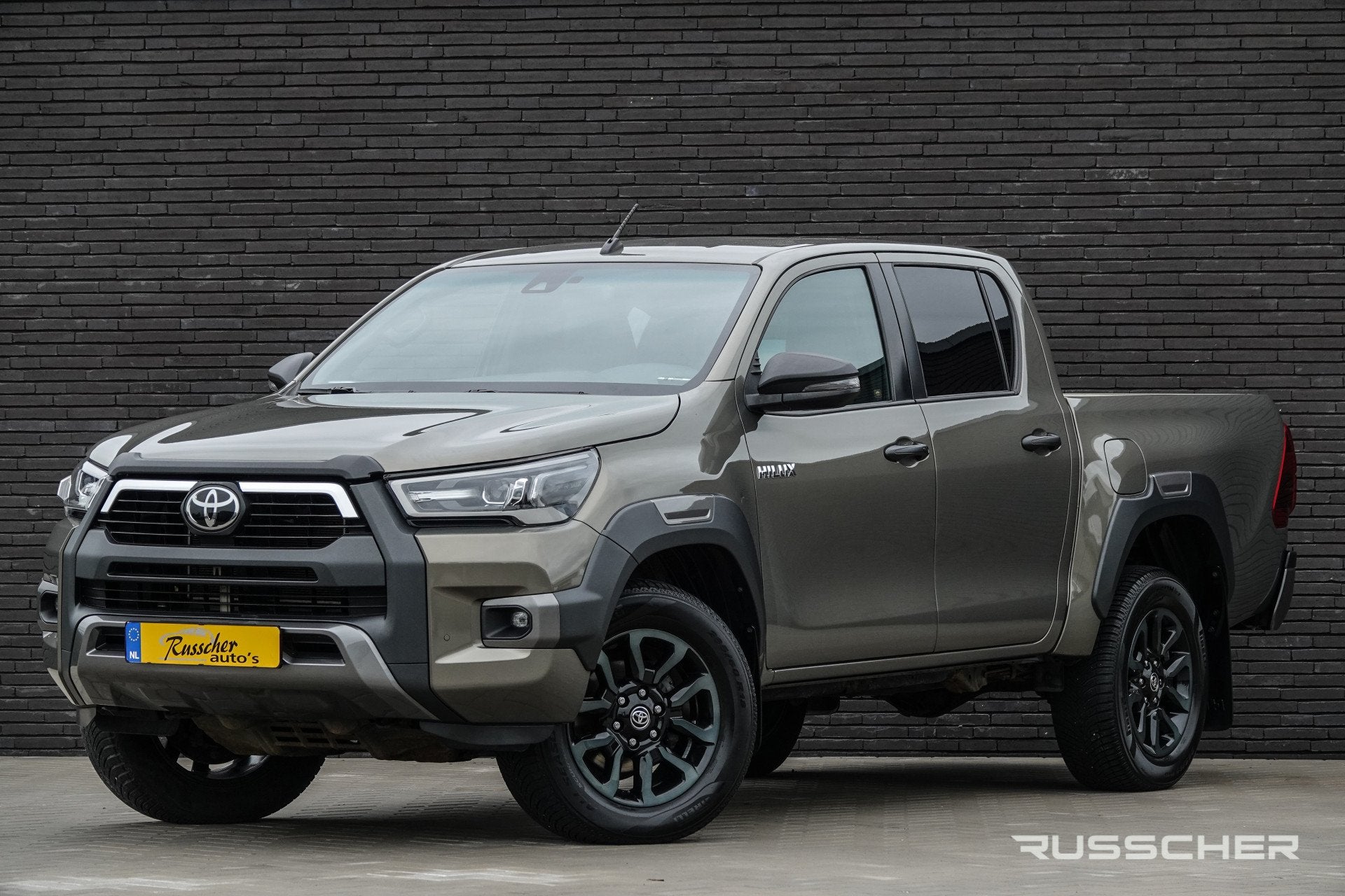 Toyota Hilux 2.8 D-4D Double Cab 4X4 204Pk Aut. | Invincible, Automaat, Gebruikt, Zwart, 4 cilinders