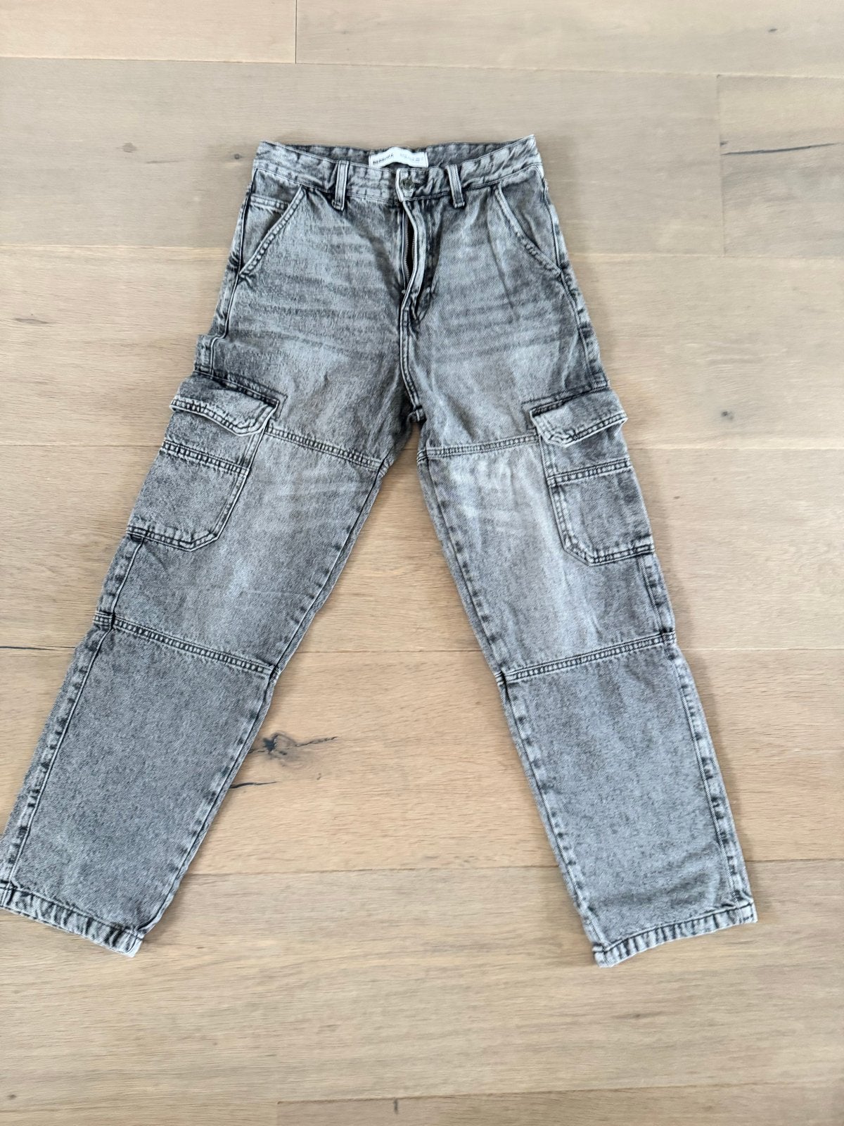 Bershka Cargo Jeans - Grijs - Maat 36, Ophalen of Verzenden, Zo goed als nieuw, Grijs, W28 - W29 (confectie 36)