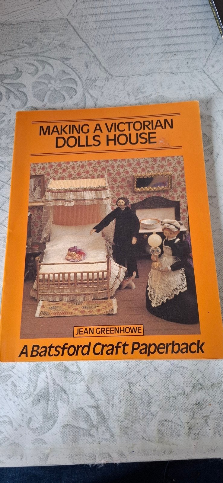 Boek Making a Victorian Dolls House, Ophalen of Verzenden, Gebruikt, Overige typen