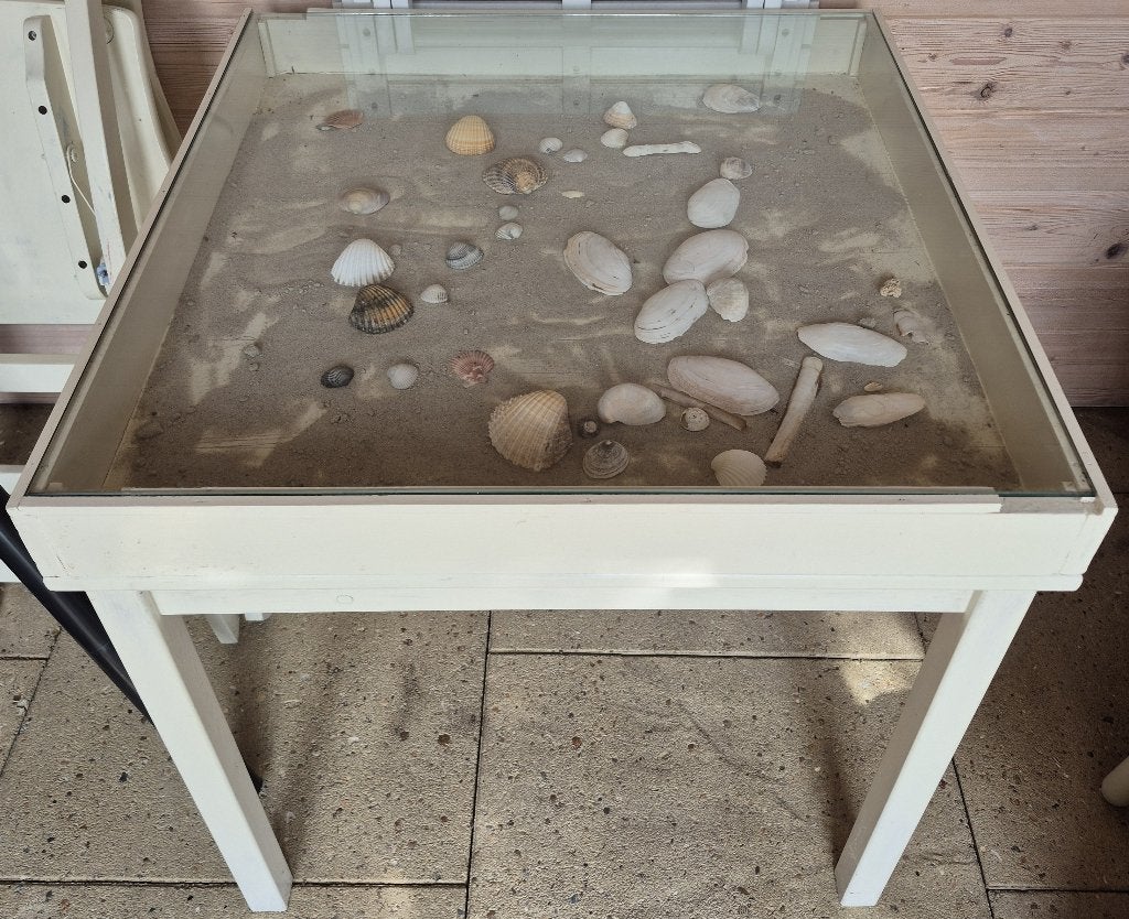 Te koop: leuk wit vitrine tafeltje, afm 75 x 75 cm, Ophalen, Gebruikt, Vierkant, 55 tot 75 cm