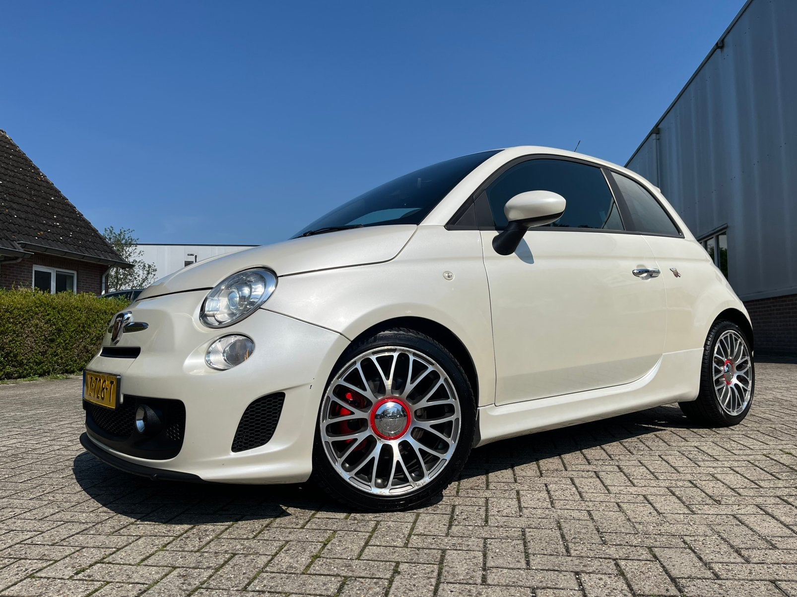Fiat 500 Abarth 1.4 turbo Bianco Perlato, Auto's, Voorwielaandrijving, Euro 5, 40 €/maand, Zwart
