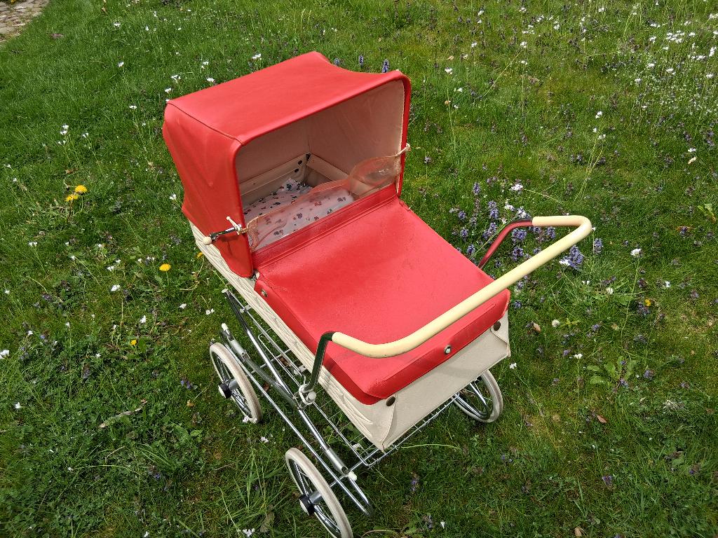 Poppenwagen (rood/wit met rode kap), Ophalen