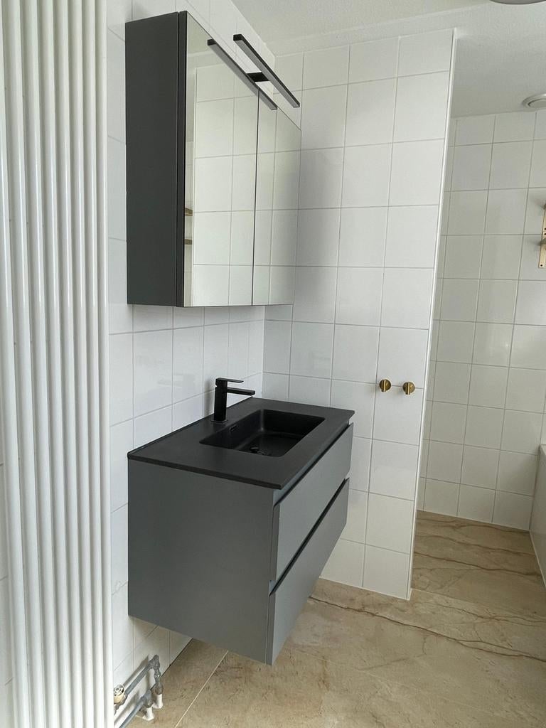 Moderne badkamerkast met wastafel en spiegelkast, Huis en Inrichting, Badkamer | Badkamermeubels, Zo goed als nieuw, Minder dan 100 cm