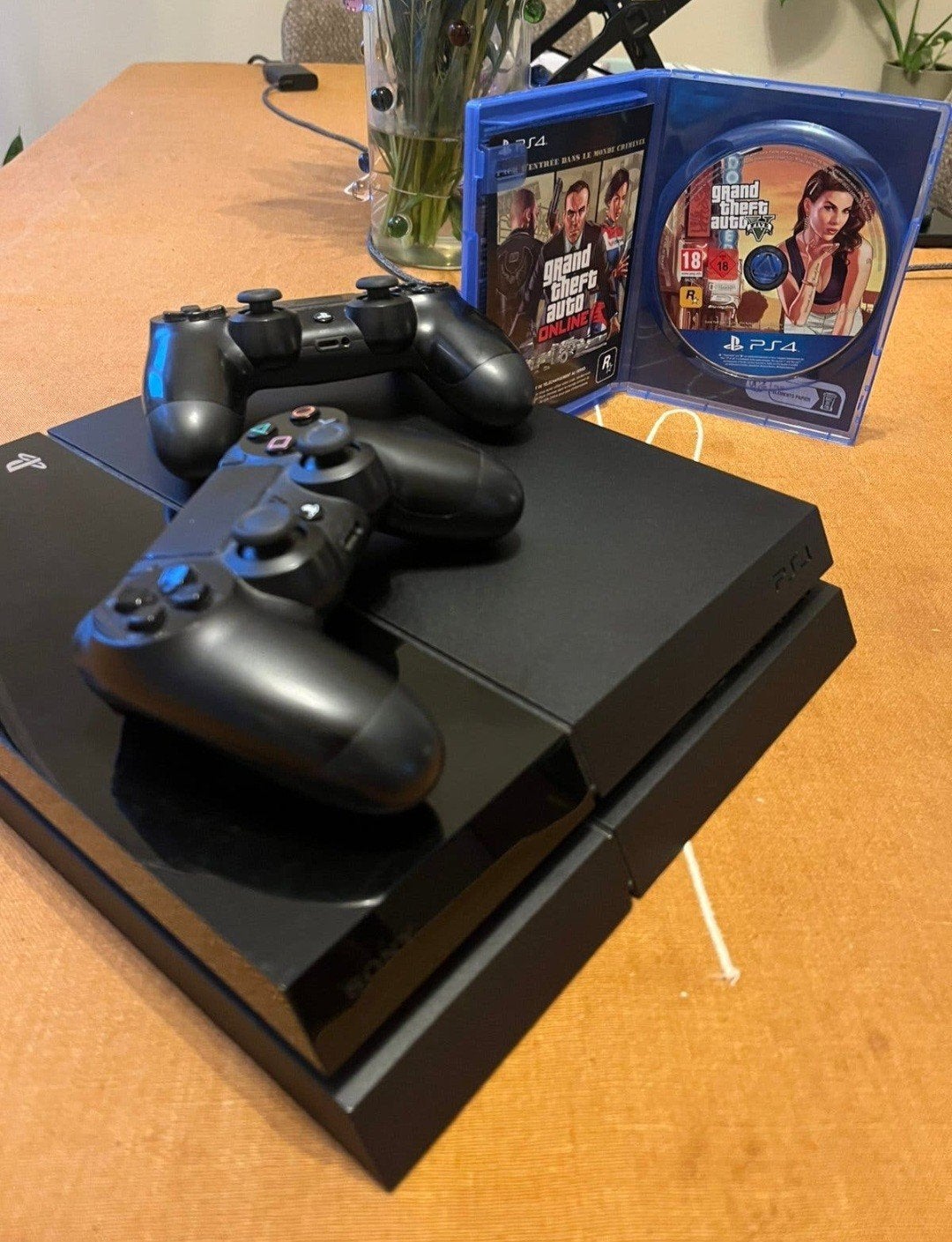 Playstation 4 with 2 controllers | cables, Spelcomputers en Games, Ophalen, 500 GB, Met 2 controllers, Zo goed als nieuw