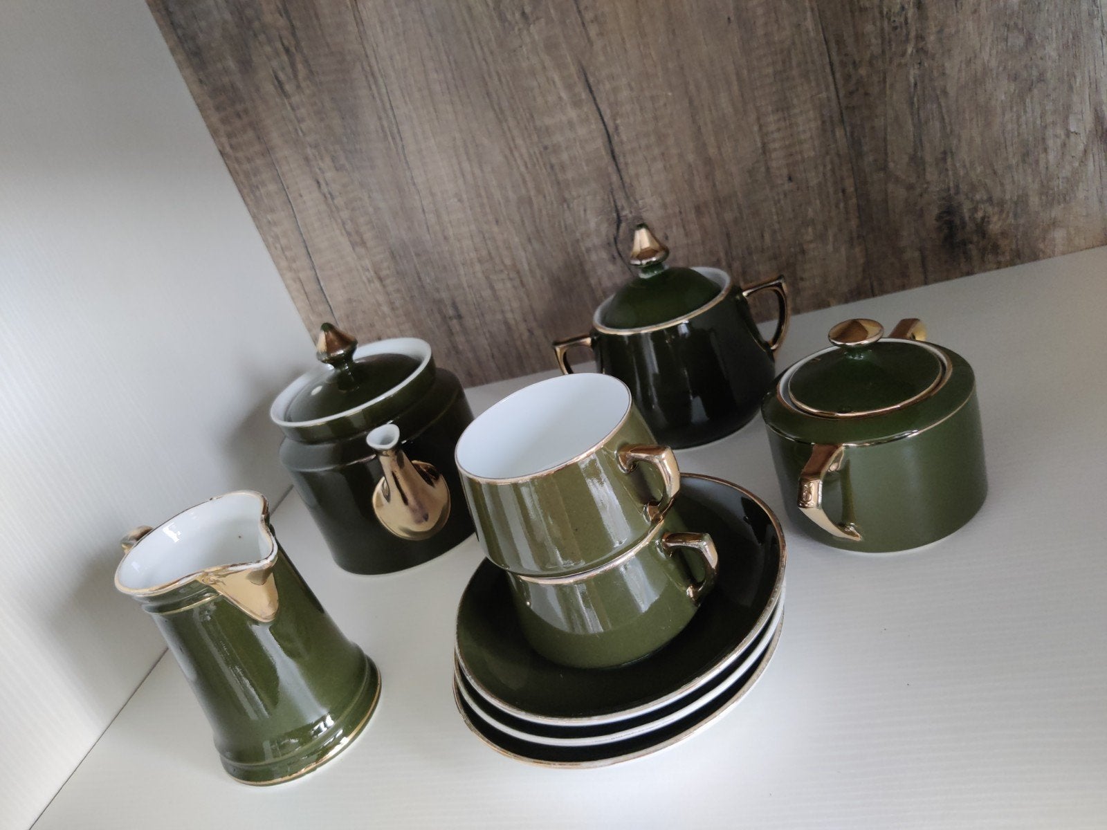 Vintage Servies: Groen met Gouden Details - 80 Jaar Oud, Ophalen of Verzenden