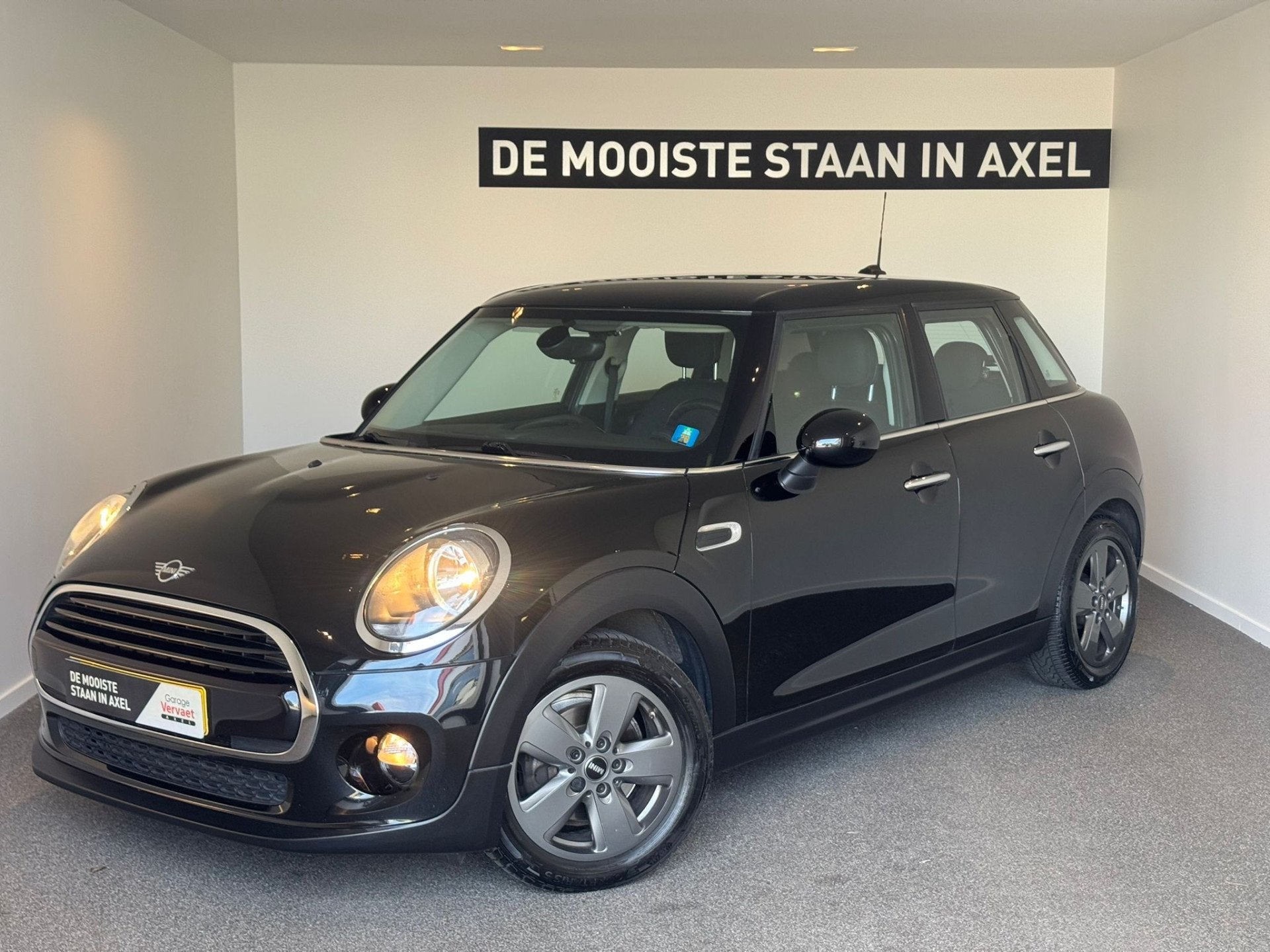 MINI Mini 1.5 Cooper Business Edition (bj 2019), Voorwielaandrijving, Gebruikt, 1165 kg, Zwart