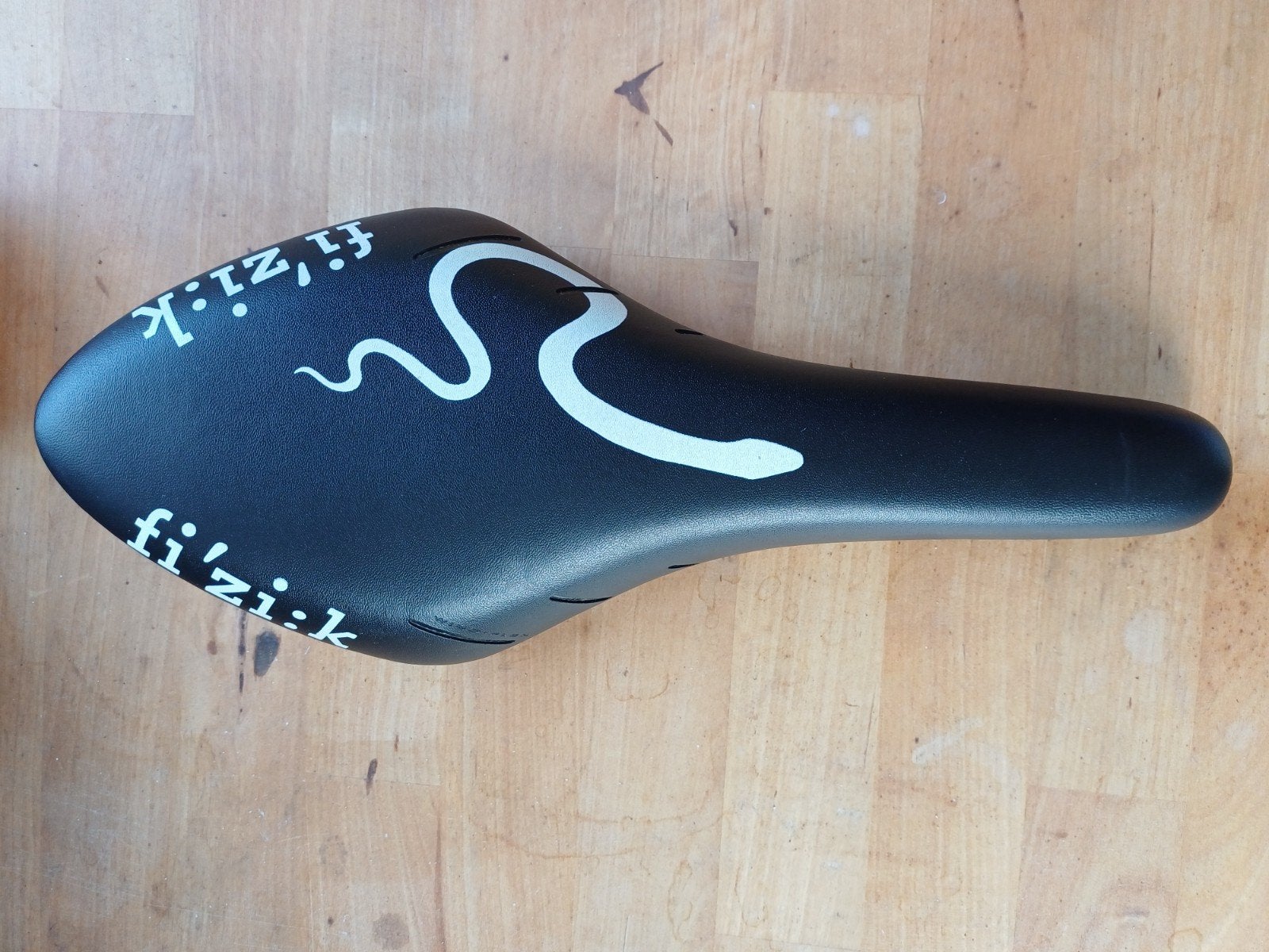 Fizik Arione R3 Kium Zadel – Zo goed als nieuw (Snake) race, Ophalen of Verzenden, Racefiets, Zadel