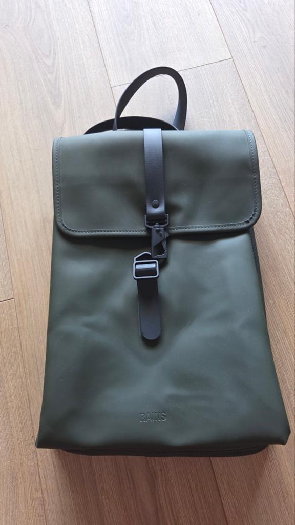 Rains Rugzak Rucksack 03 Groen - Waterdichte Tas, Overige merken, 25 tot 40 cm, Nieuw, Ophalen of Verzenden
