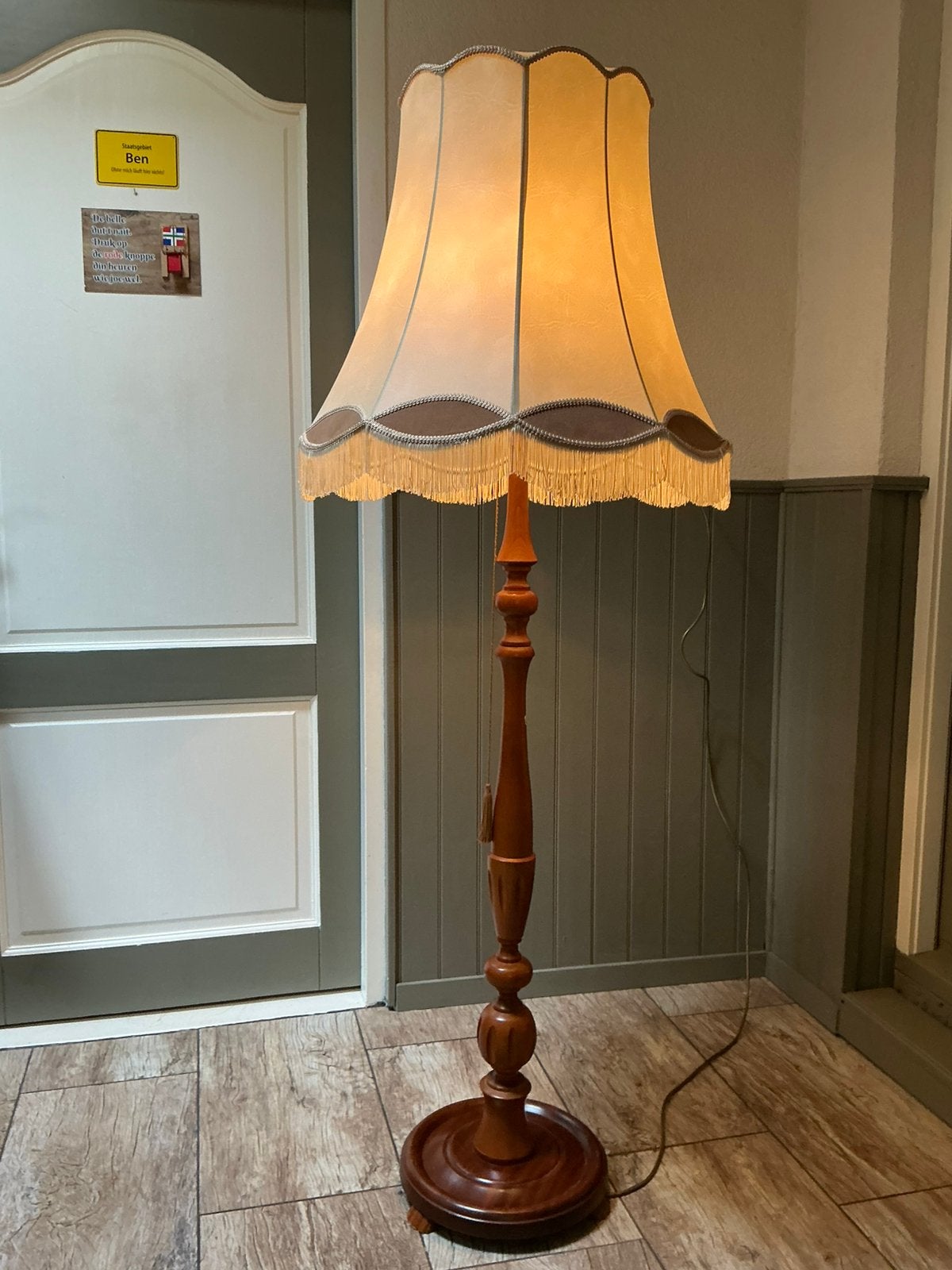 Sfeervolle vintage vloerlamp ,sierlijke houten voet, Ophalen, Zo goed als nieuw, Minder dan 100 cm